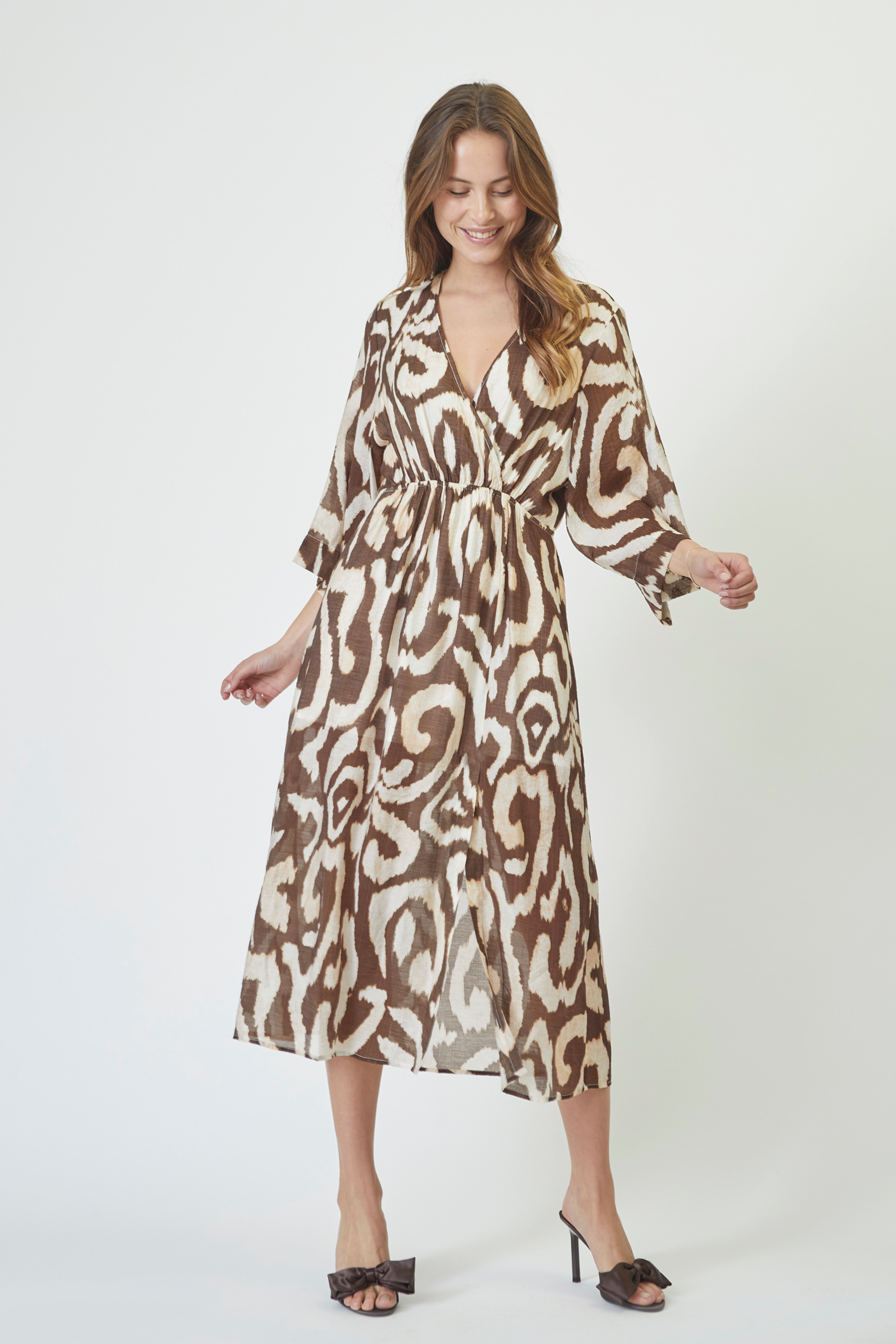 Fin, smuk, elegant, klassisk, staple, feminin, pæn, rå, cool, sej, unik, musthave, hverdag, fest, kvinde, dame, woman, kjole, dress, print, brun, brown, white, creme, råhvid, midi, mellemlang, trekvart, 3/4, let, luftig, sommerkjole, v-hals, wrap, elastik