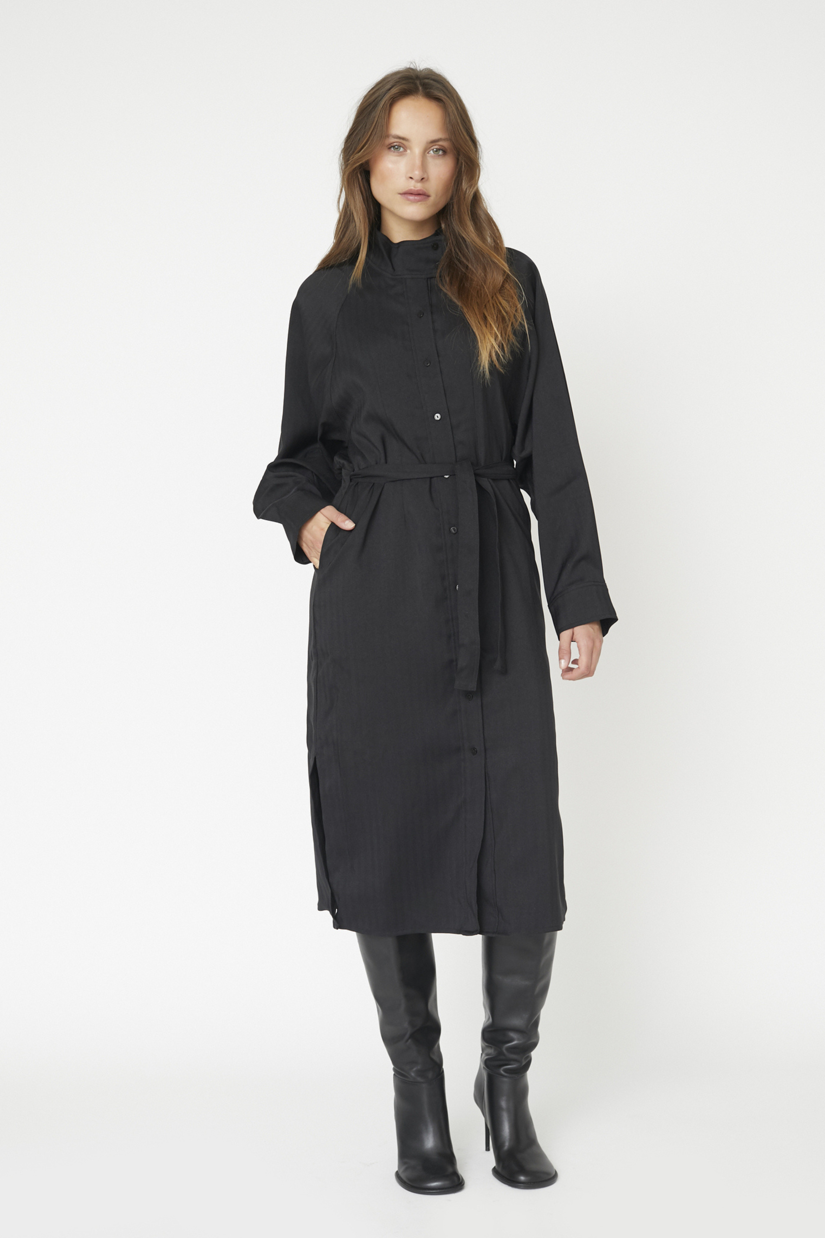 Fin, smuk, elegant, klassisk, staple, feminin, pæn, rå, cool, sej, unik, musthave, hverdag, fest, kvinde, dame, woman, kjole, dress, midi, maxi, lang, knælang, mellemlang, sort, black,s tribet, strib, stripe, jacquard, flagermus, flagermusærmer, batwing, høj hals turtleneck, knapper, bælte, bindbånd, langærmet, vinter, sporty, voluminøs, læg