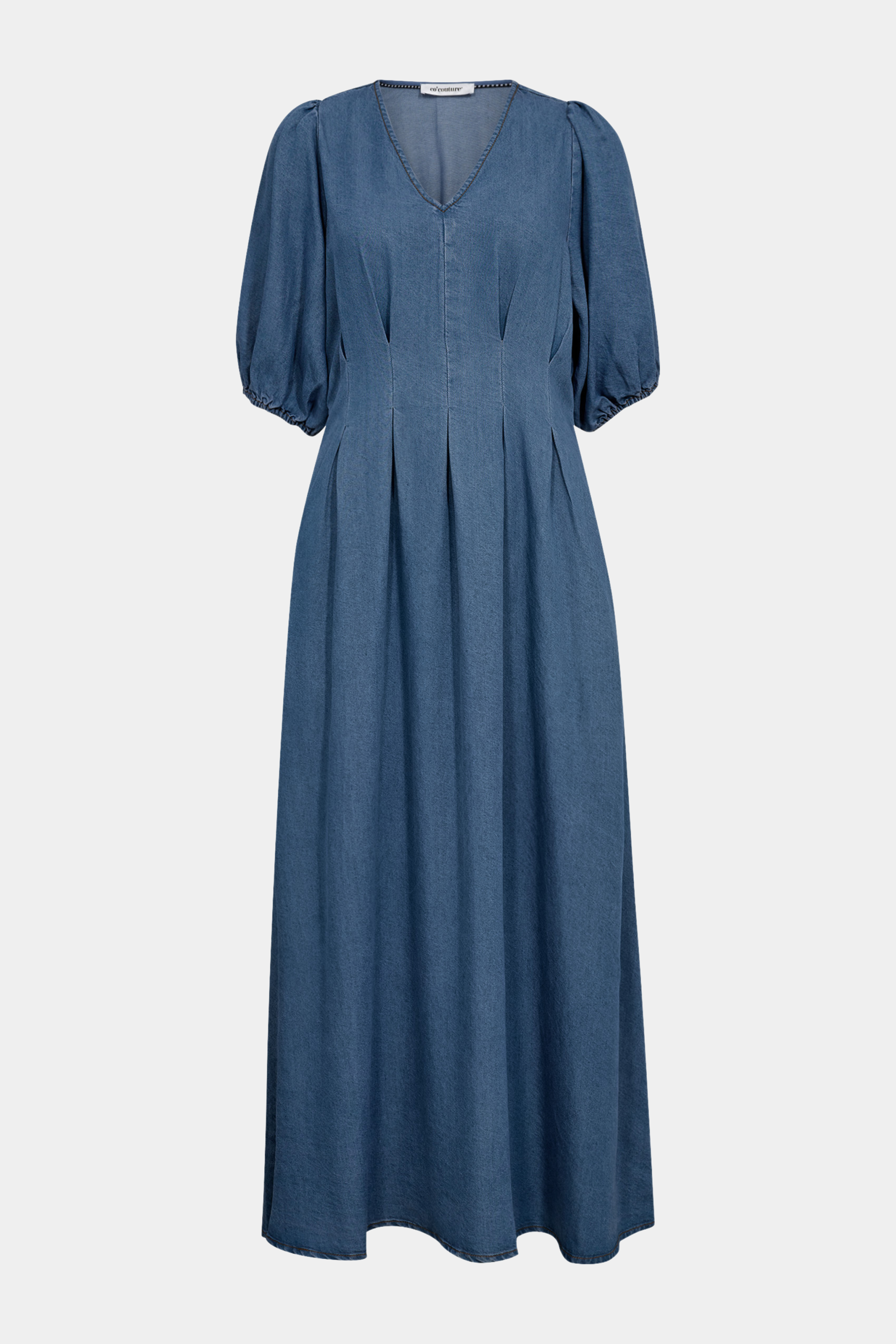 Fin, smuk, elegant, klassisk, staple, feminin, pæn, rå, cool, sej, unik, musthave, hverdag, fest, kvinde, dame, woman, kjole, dress, maxi, ankellang, denim, cowboy, lyseblå, kortærmet, ballonærmer, v-hals, læg, figursyet, løs, loose, let, sommerkjole, blå, blue