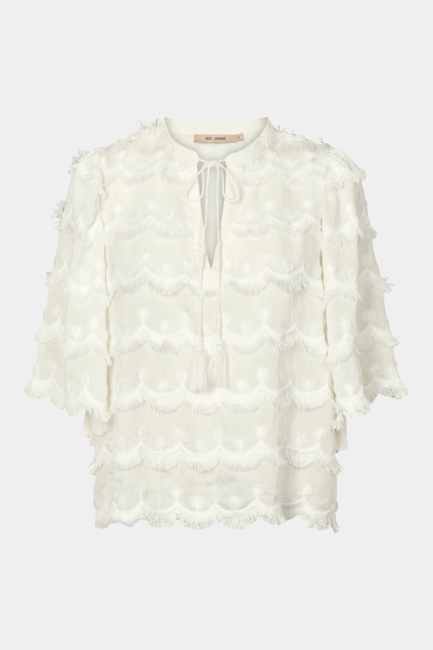 top, bluse, overdel, flæser, blonder, bindebånd, løs, løstsiddende, let, hvid, råhvid, off white, fin, smuk, elegant, klassisk, feminin, pæn, rå, cool, sej, unik, musthave, hverdag, fest, kvinde, dame, woman, frynser, flæser, kortærmet, bindebånd