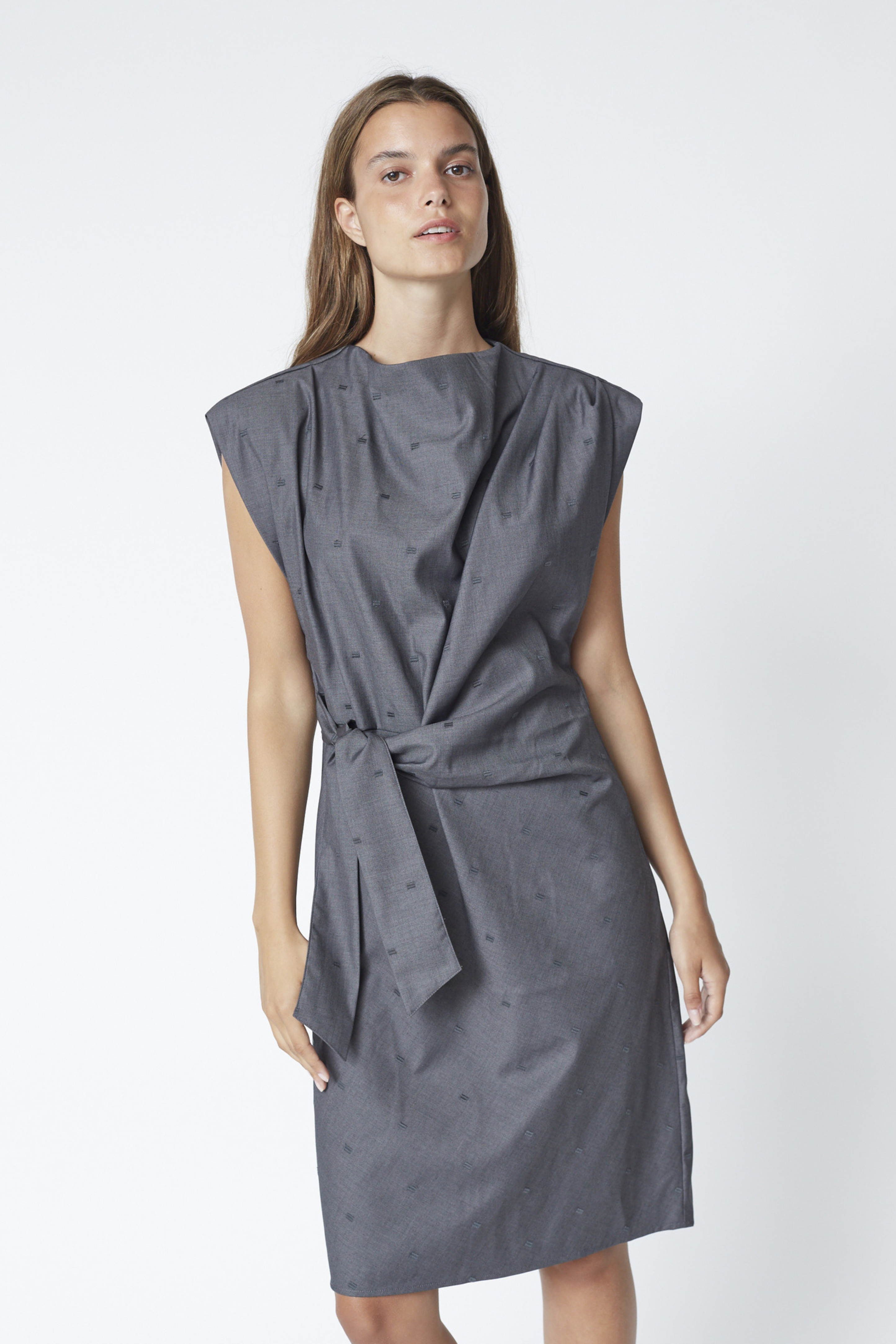 Fin, smuk, elegant, klassisk, staple, feminin, pæn, rå, cool, sej, unik, musthave, hverdag, fest, kvinde, dame, woman, dress, kjole, midi, knælang, grå, grey, dot dots, prikker, mønster, broderet, broderi, bindebånd, bælte, vandfall, waterfall, business, arbejde, work, suit, suiting