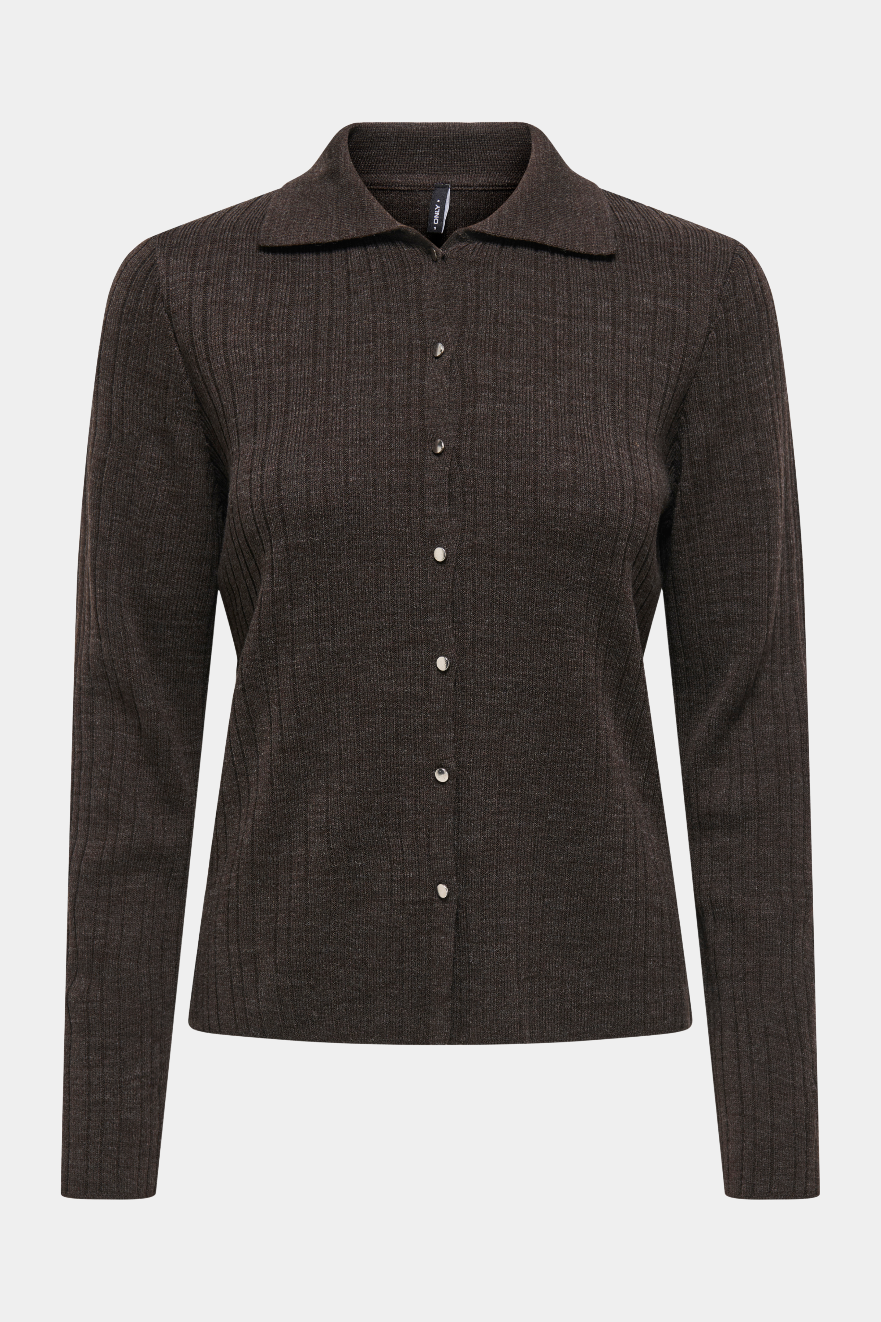 Fin, smuk, elegant, klassisk, staple, feminin, pæn, rå, cool, sej, unik, musthave, hverdag, fest, kvinde, dame, woman, cardigan, trøje, strik, knit, pullover, polo, poloknit, langærmet, long sleeve, knaplukning, knapper, button, blød, soft, varm, warm, rib, brown, mørkebrun, brun