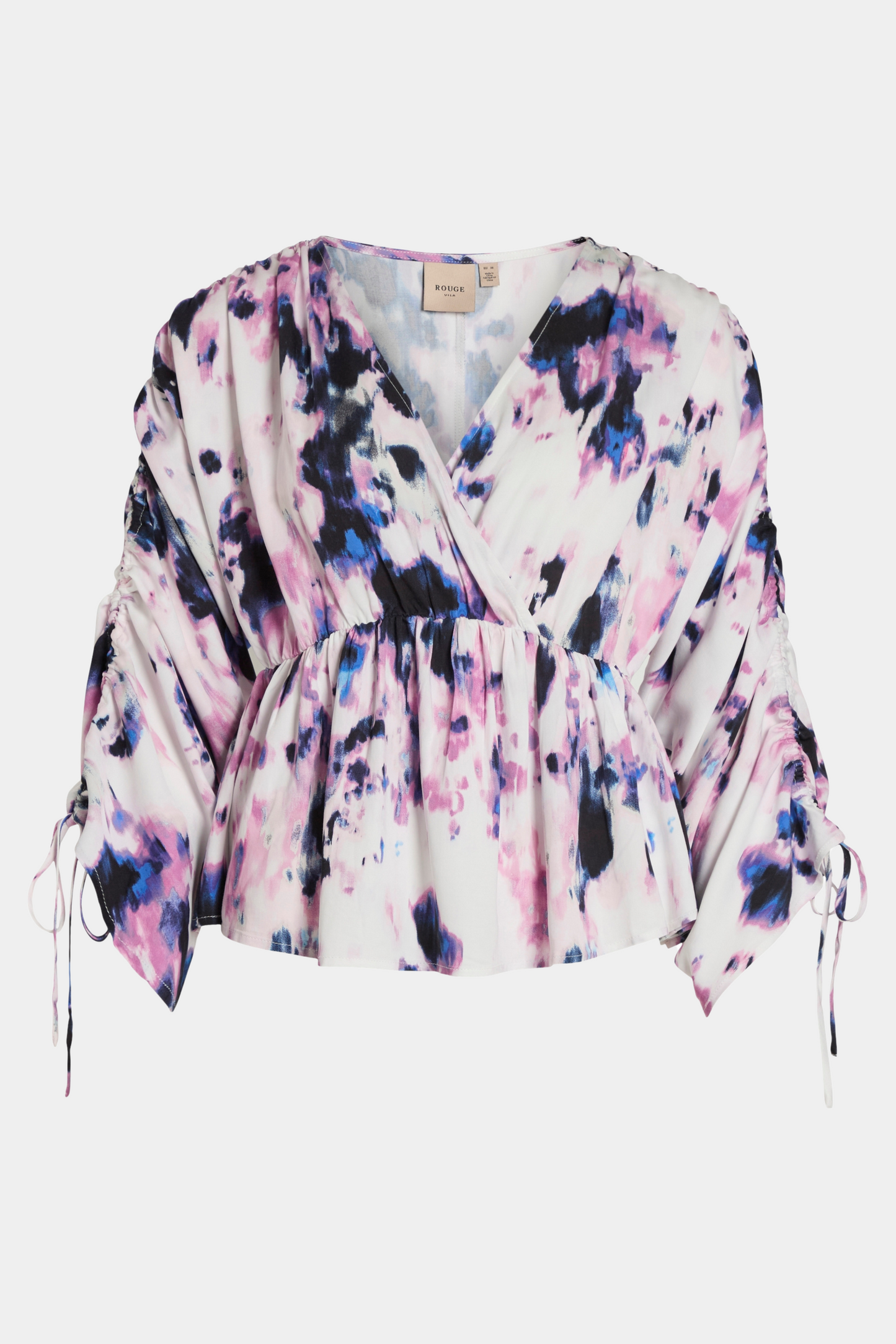 top, bluse, trekvart, 3/4, rynk, rynke, bindebånd, sløjfe, v-hals, skæring, peplum, print, watercolor, farver, blue, blå, purple, lilla, pink, forår, sommer, elegant, fin, feminin, hverdag, fest, kvinde, dame, woman