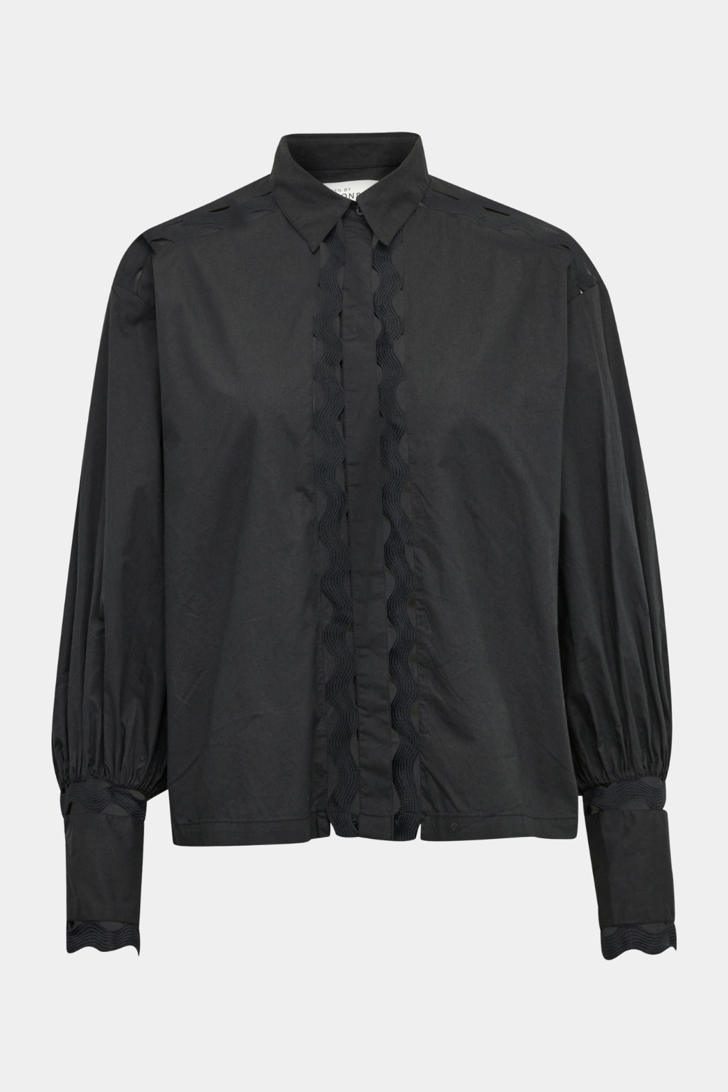 skjorte, bluse, blouse, shirt, skjortebluse, sort, black, elegant, fin, feminin, flæser, blonder, lace, langærmet, bomuld, cotton, crispy, soft, blød, strygefri, krave, Copenhagen muse, Malene Birger, hverdag, fest, kvinde, dame, woman, business, classic, staple