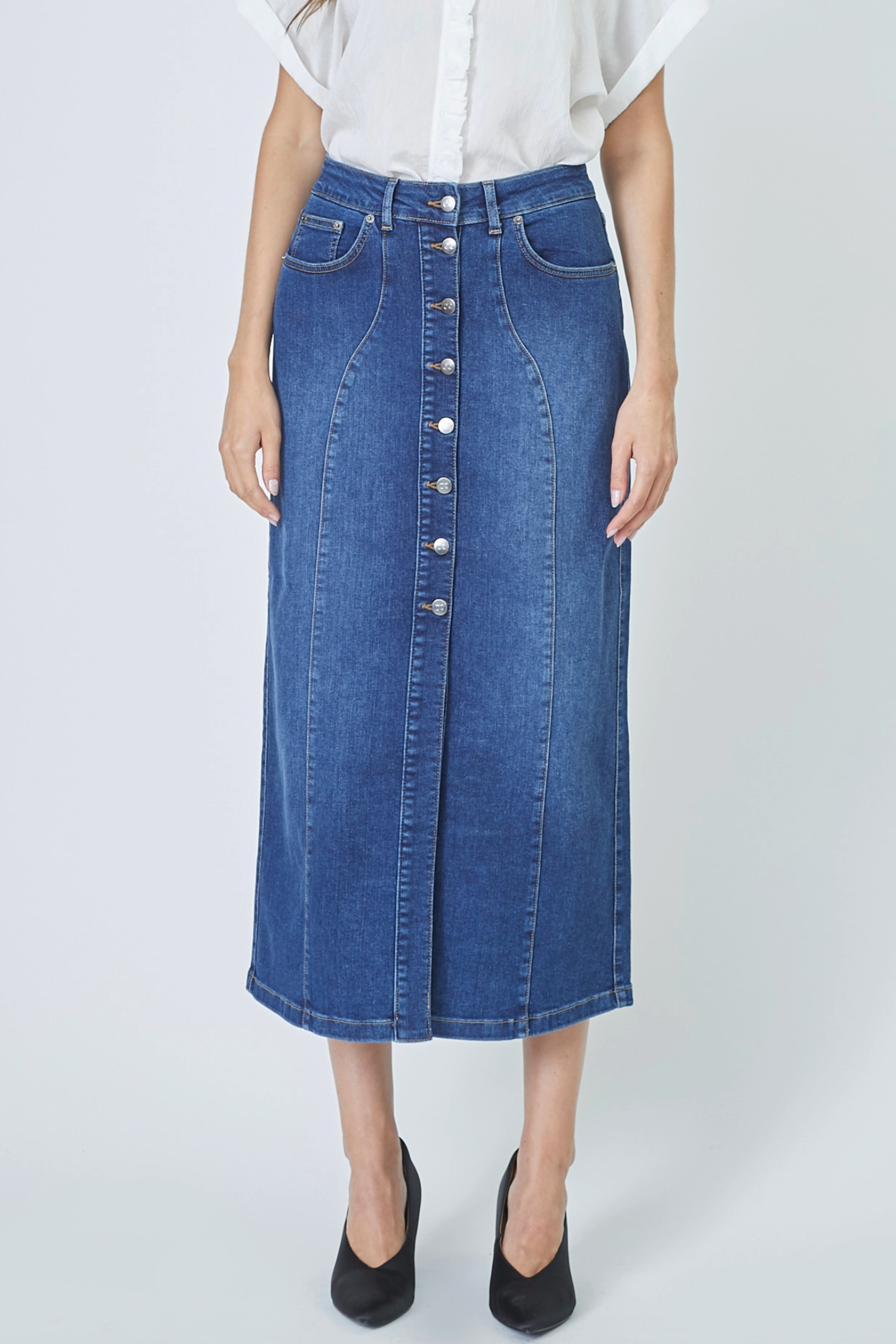 Fin, smuk, elegant, klassisk, staple, feminin, pæn, rå, cool, sej, unik, musthave, hverdag, fest, kvinde, dame, woman, nederdel, skirt, maxi, maxiskirt, maxinederdel, midi, ankellang, denim, blue, mellemblå, lyseblå, mørkeblå, slids, stretch, stræk, blød, soft, sommer