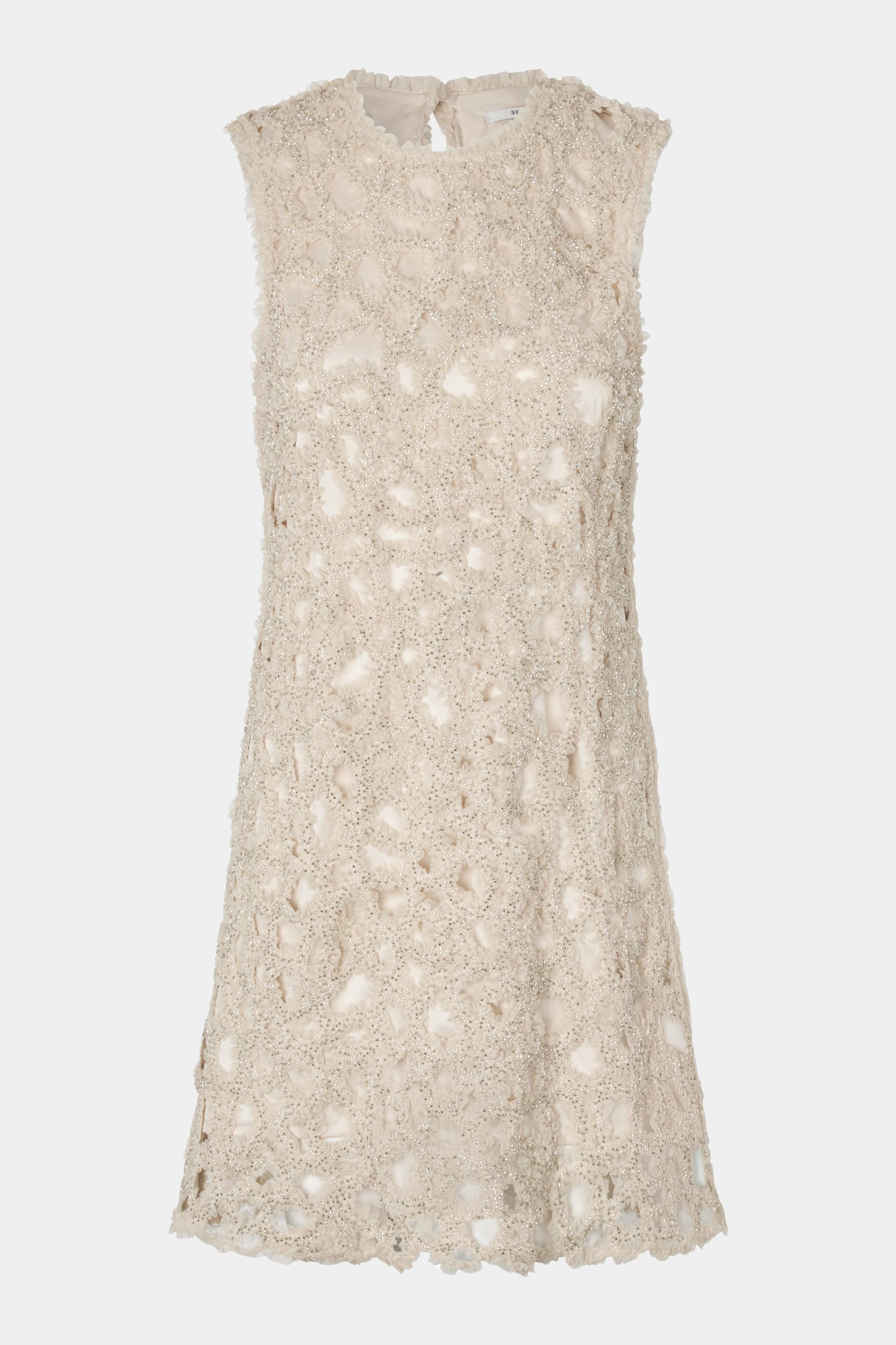 Fin, smuk, elegant, klassisk, staple, feminin, pæn, rå, cool, sej, unik, musthave, hverdag, fest, kvinde, dame, woman, kjole, dress, knælang, midi, mellemlang, kort, short, perler, pealrs, perlebesat, kortærmet, ærmeløs, sleeveless, rund hals, a-shape, løs, loose, foret, for, foer, creme, hvid, råhvid, ivory, light, julefrokost