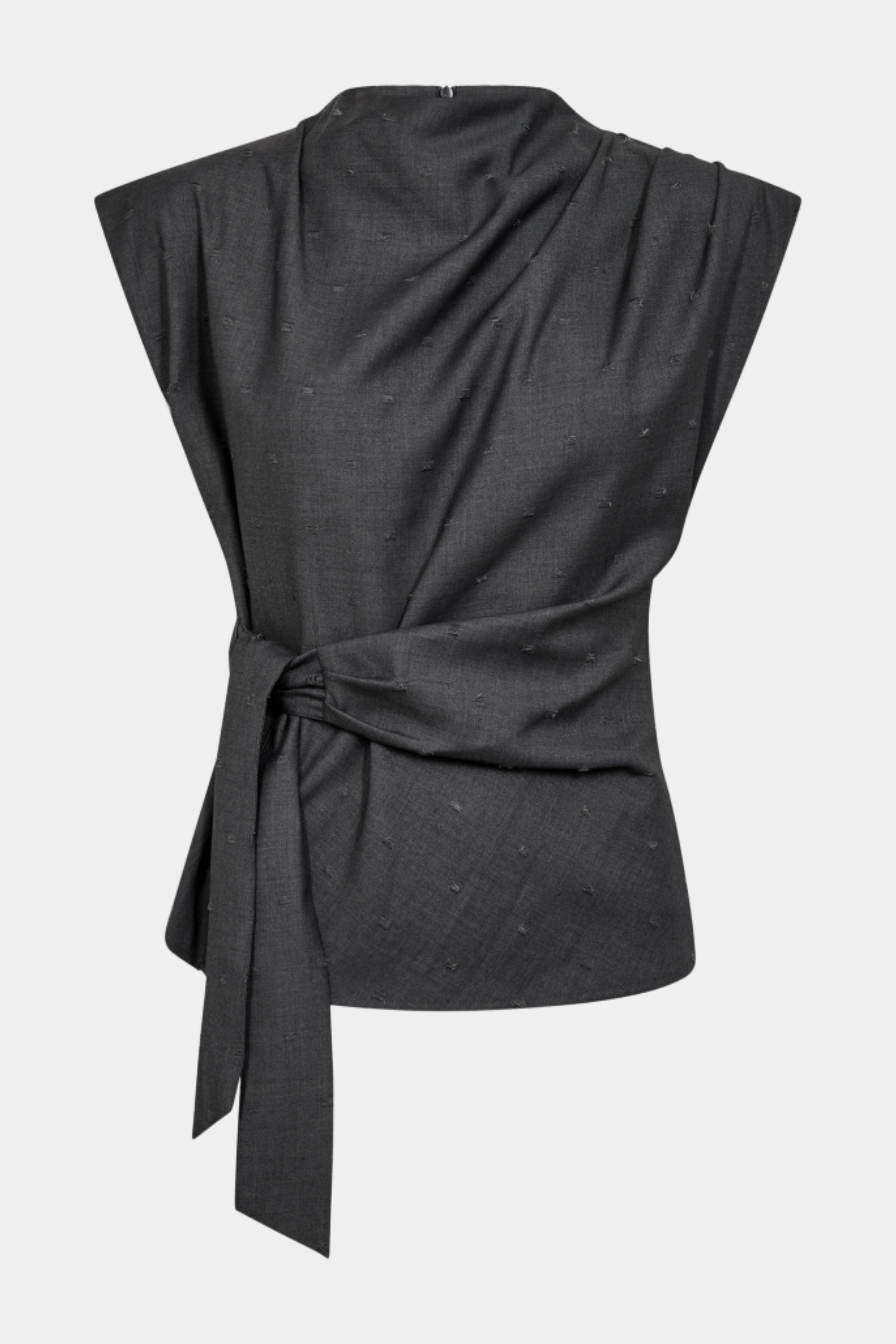 Fin, smuk, elegant, klassisk, staple, feminin, pæn, rå, cool, sej, unik, musthave, hverdag, fest, kvinde, dame, woman, bluse, blouse, bindebånd, bælte, talje, waist, kortærmet, høj hals, sleeveless, ærmeløs, grå, grey, prikker, dots, dot, jacquard, struktur