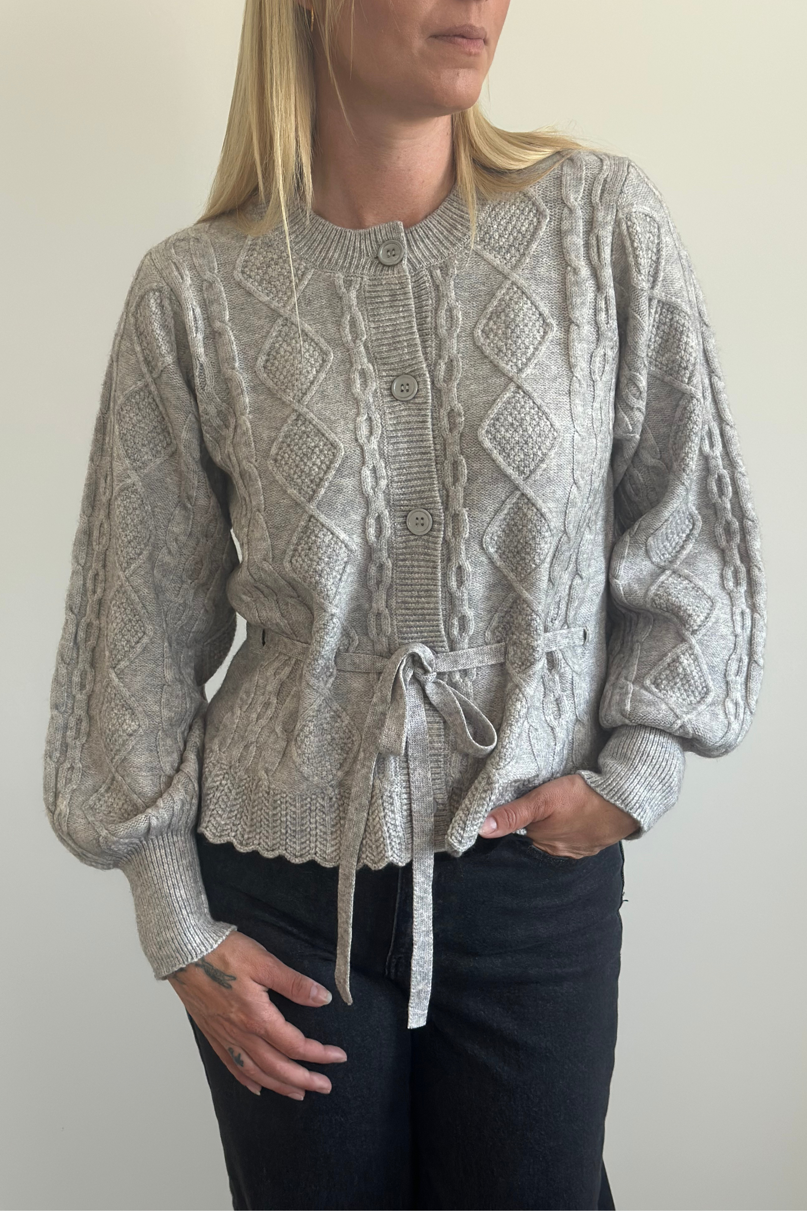 Fin, smuk, elegant, klassisk, staple, feminin, pæn, rå, cool, sej, unik, musthave, hverdag, fest, kvinde, dame, woman, strik, knit, striktrøje, bluse, pullover, trøje, mønster, pattern, ballonærmer, ib, bindebånd, bælte, blød, soft, cozy, varm, warm