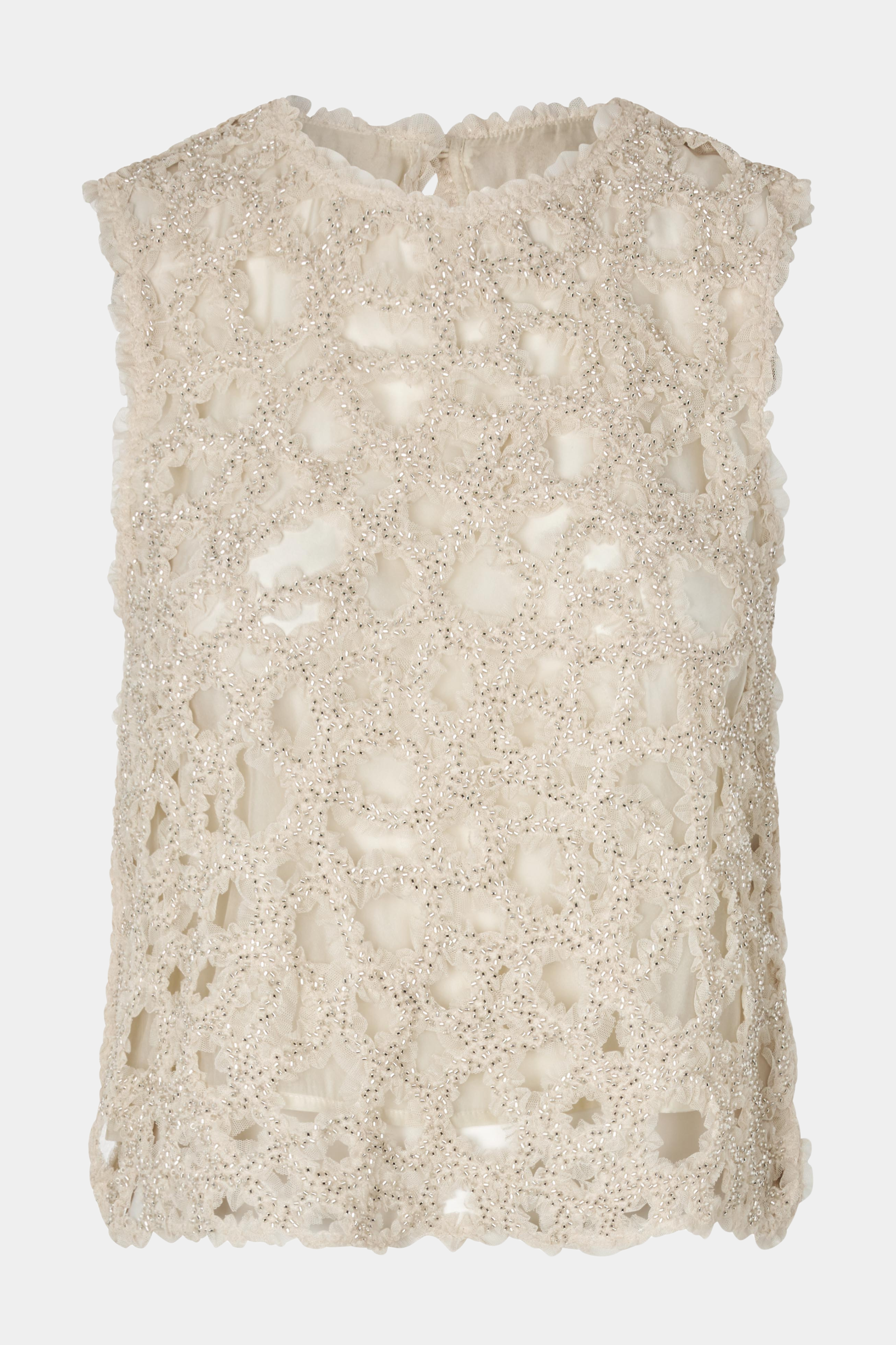 Fin, smuk, elegant, klassisk, staple, feminin, pæn, rå, cool, sej, unik, musthave, hverdag, fest, kvinde, dame, woman, top, bluse, kortærmet, ørmeløs, sleeveless, rund hals, perler, perlebesat, pearls, white, hvid, creme, råhvid, glimmer, glitter, sparkly, julefrokost