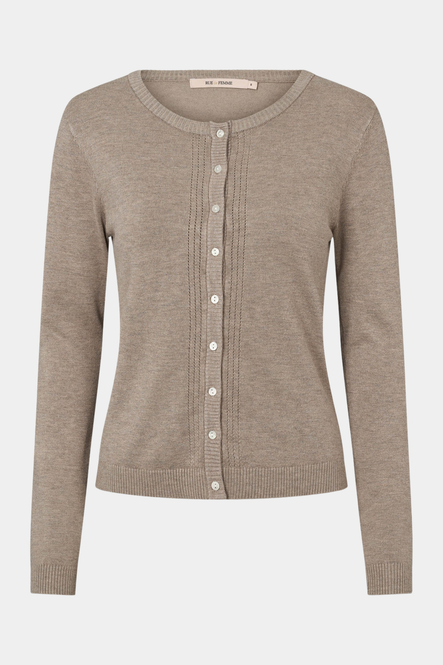 cardigan, strik, trøje, bluse, pullover, knit, soft, blød, finstrik, sand, beige, stolpelukning, langærmet, legant, fin, feminin, staple, casual, classic, rund hals, kvinde, dame, woman
