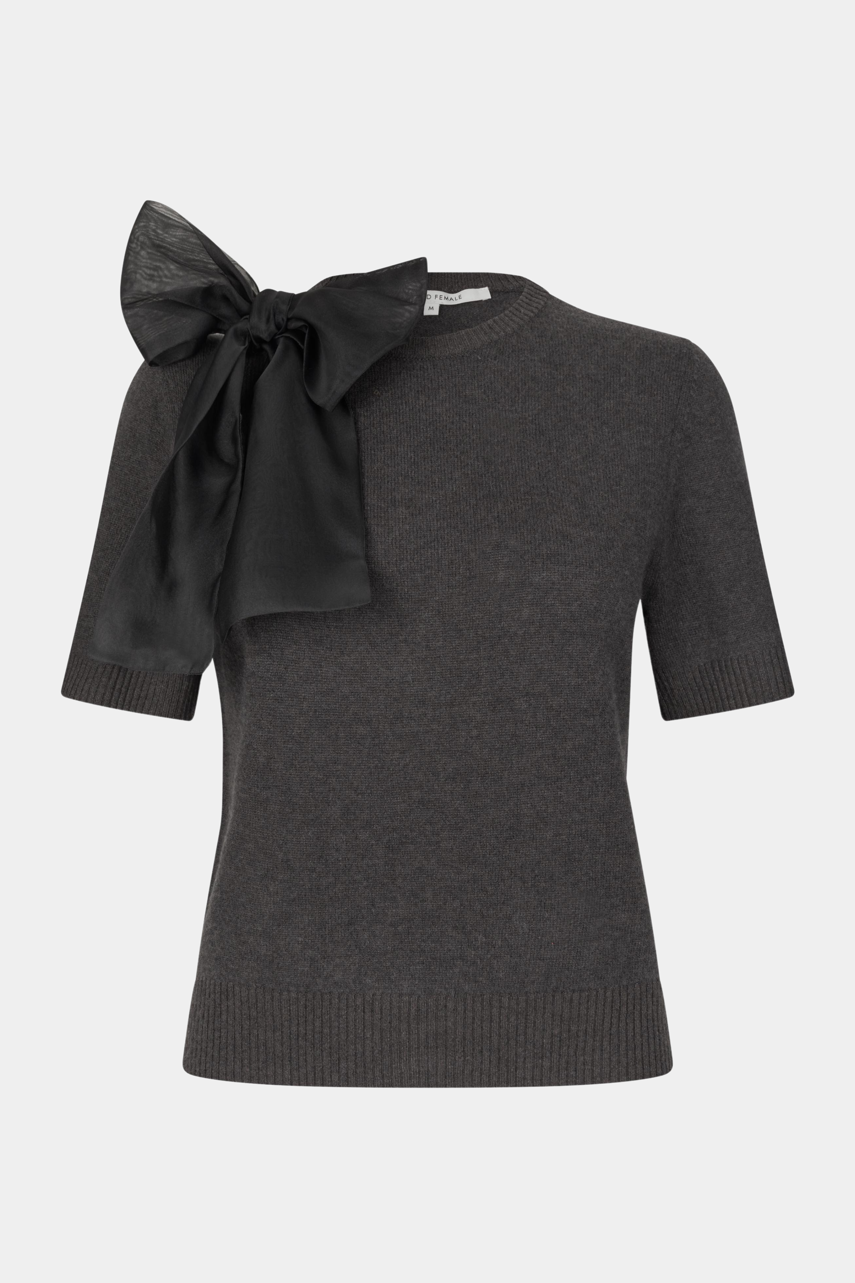 Fin, smuk, elegant, klassisk, staple, feminin, pæn, rå, cool, sej, unik, musthave, hverdag, fest, kvinde, dame, woman, strik, knit, bluse, trøje, pullover, blød, soft, varm, warm, rib, kortærmet, sløjfe, broche, rund hals, jumper, grå, mørkegrå, dark grey, grey, melange, meleret