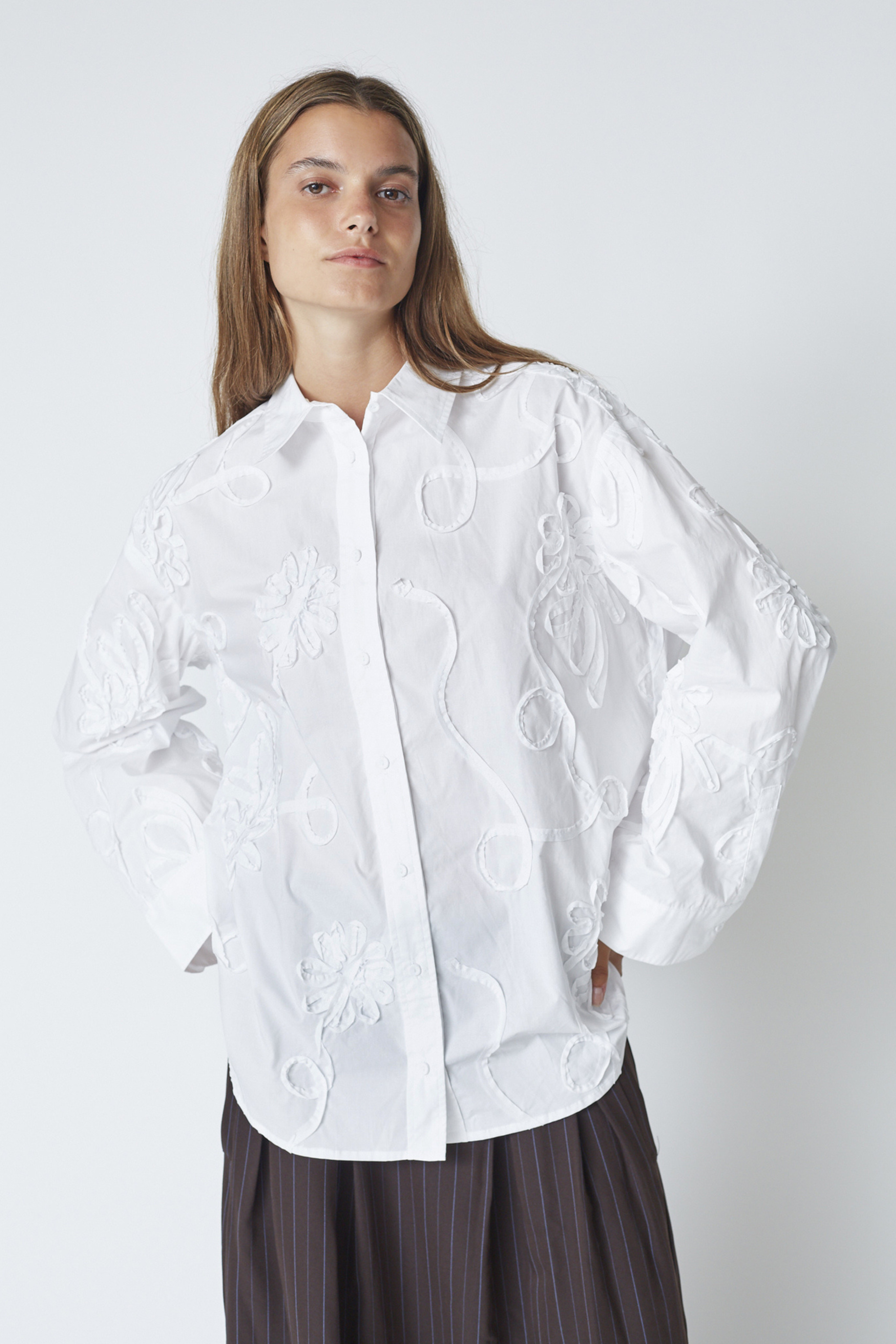 Fin, smuk, elegant, klassisk, staple, feminin, pæn, rå, cool, sej, unik, musthave, hverdag, fest, kvinde, dame, woman, skjorte, shirt, blouse, bluve, oversized, storeskjorte, blomster, mønster, flower, krummelurer, løs, loose, hvid, white, bomuld, classic, klassisk, business, arbejde, work