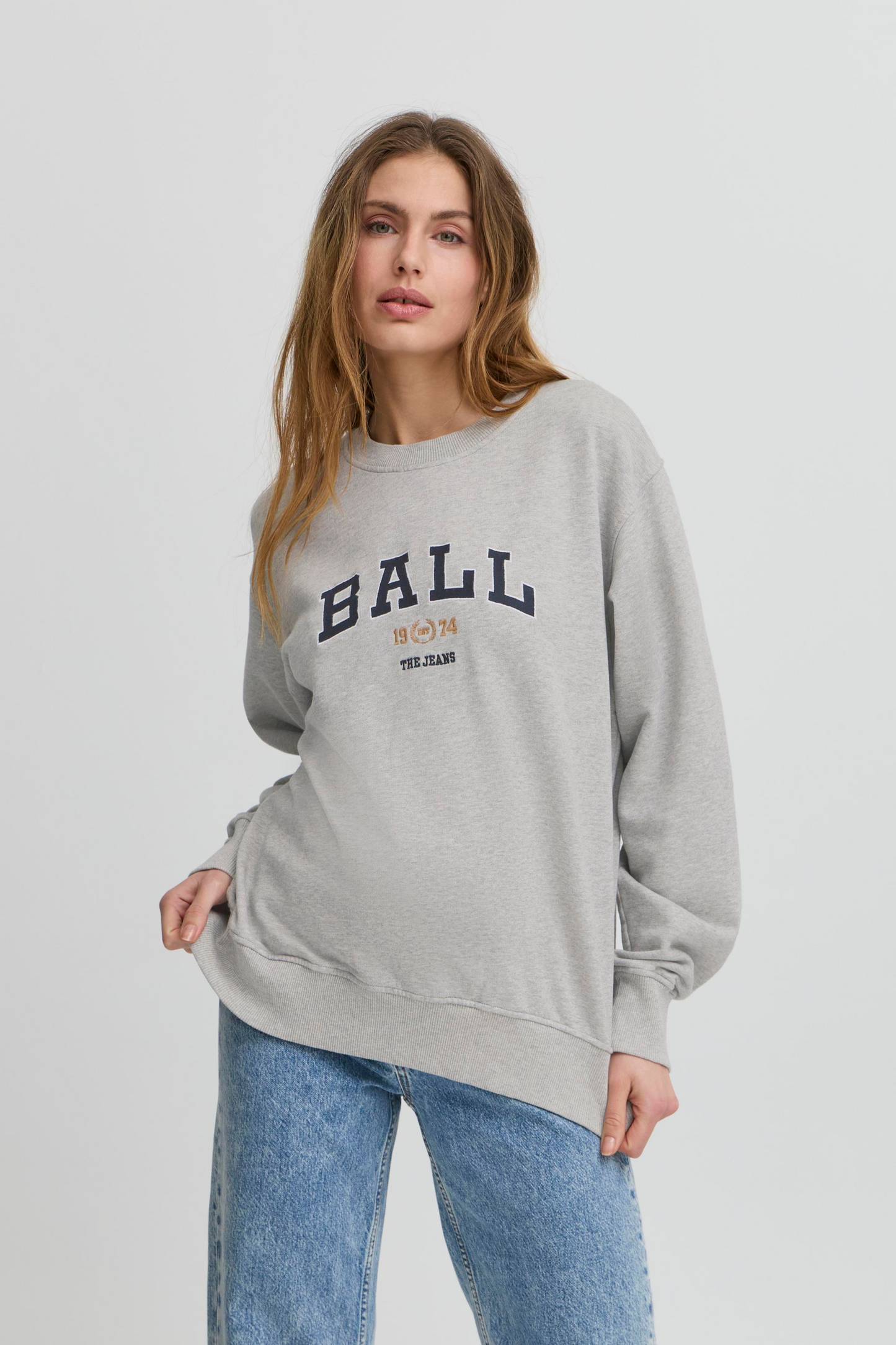 sweat, sweatshirt, crewneck, bluse, grå, grey, lysegrå, light grey, gråmeleret, gråmelange, grey melange, logo, broderi, Fin, smuk, elegant, klassisk, staple, feminin, pæn, rå, cool, sej, unik, musthave, hverdag, fest, kvinde, dame, woman, sporty, workout, træning