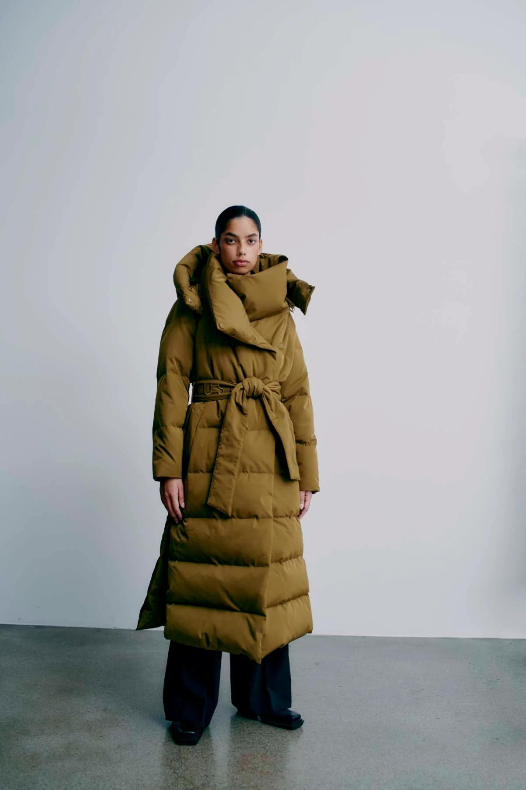 jakke, frakke, coat, dun, tyk, varm, krave, bindebånd, lang, fin, smuk, elegant, klassisk, feminin, pæn, rå, cool, sej, unik, musthave, hverdag, vinter, koldt, sne,