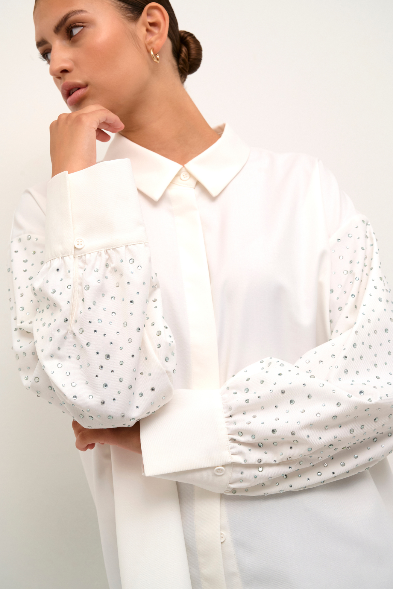 skjorte, shirt, oversize, overshirt, hvid, blød, sten, similisten, glimmer, glitter, fin, smuk, elegant, klassisk, feminin, pæn, rå, cool, sej, unik, musthave, hverdag, fest