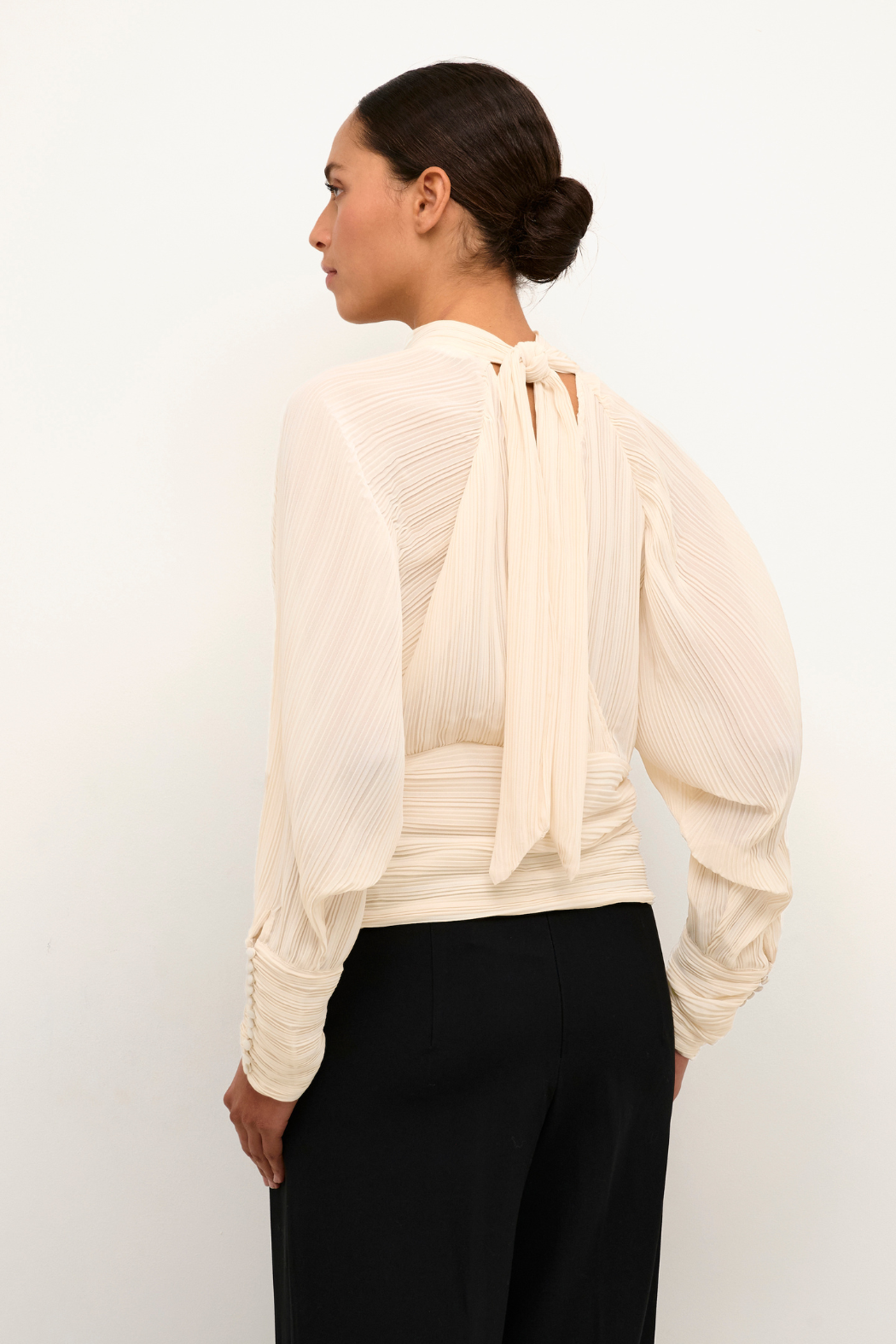 bluse, blouse, crepe, plisseret, plissering, bindebånd, nedringet, højhalset, råhvid, creme, hvid, fin, smuk, elegant, klassisk, feminin, pæn, rå, cool, sej, unik, hverdag, fest