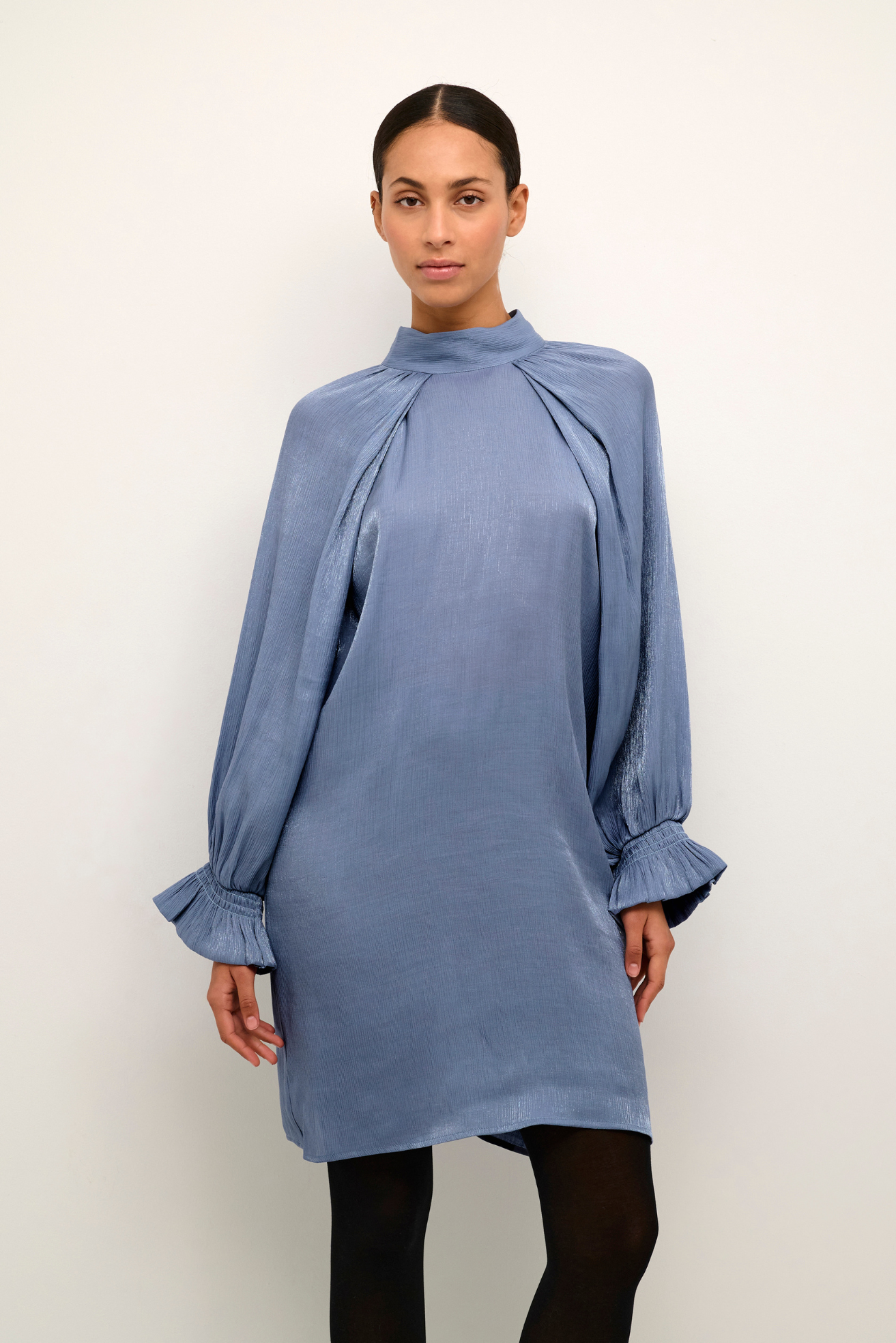 kjole, dress, blank, shiny, glimmer, glitter, festlig, højhals, fin, smuk, elegant, klassisk, feminin, pæn, rå, cool, sej, unik, musthave, hverdag, fest