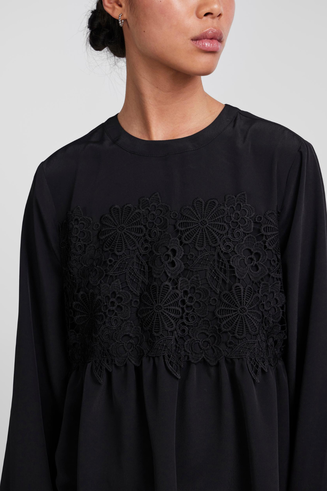 Bluse, blouse, skjorte, overdel, blonde, mønster, blomster, rundhals, peplum, skørt, løstsiddende, fin, smuk, elegant, klassisk, feminin, pæn, rå, cool, sej, unik, musthave, festlig, hverdag,fest