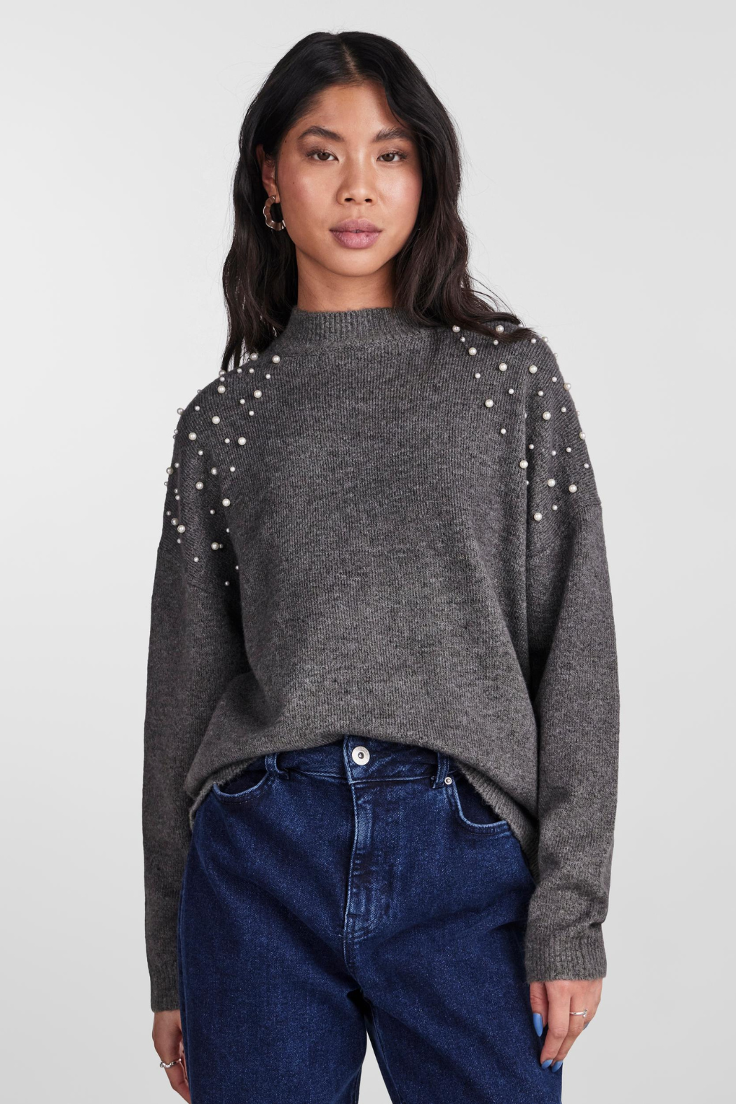 strik, knit, bluse, trøje, pullover, grå, grey, melange, mørkegrå, finstrik, blød, varm, højhals, perler, perlemor, perlemorperler, pearls, fin, smuk, elegant, klassisk, feminin, pæn, rå, cool, sej, unik, musthave, hverdag, fest, koldt, vinter, efterår