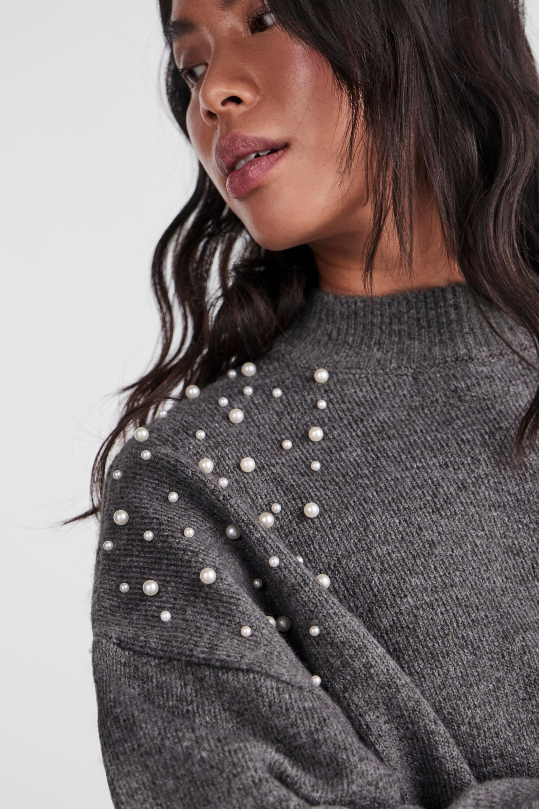 strik, knit, bluse, trøje, pullover, grå, grey, melange, mørkegrå, finstrik, blød, varm, højhals, perler, perlemor, perlemorperler, pearls, fin, smuk, elegant, klassisk, feminin, pæn, rå, cool, sej, unik, musthave, hverdag, fest, koldt, vinter, efterår