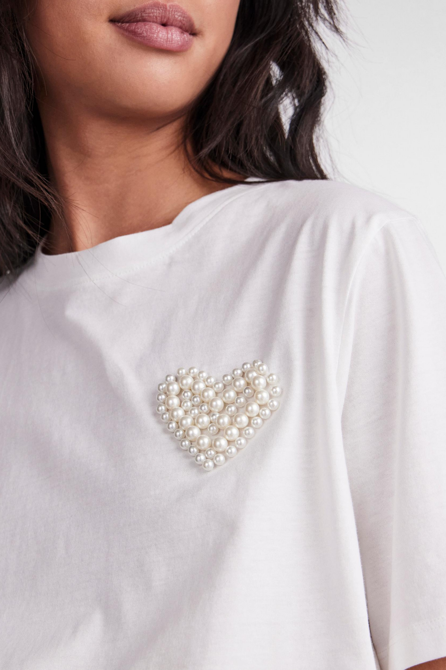 tee, tshirt, t-shirt, overdel, bluse, blød, hjerte, perler, perle, perlemor, sten, fin, smuk, elegant, klassisk, feminin, rå, cool, sej, unik, musthave, basis, basic, hverdag, fest