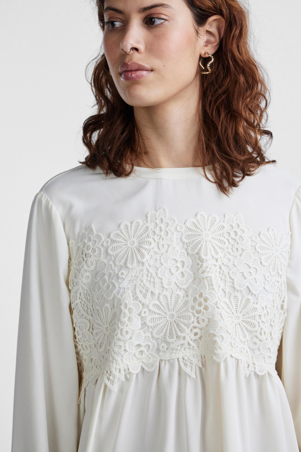 Bluse, blouse, skjorte, overdel, blonde, mønster, blomster, rundhals, peplum, skørt, løstsiddende, fin, smuk, elegant, klassisk, feminin, pæn, rå, cool, sej, unik, musthave, festlig, hverdag,fest