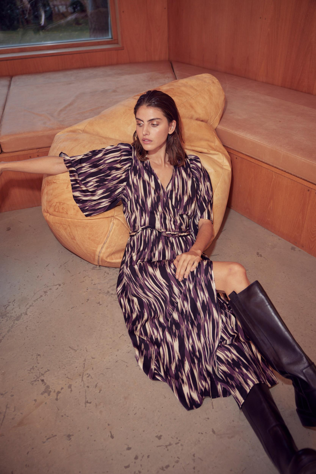 Kjole, dress, lang, midi, print, lilla, purple, striber, wrap, slåom, bindebånd, bånd, fin, smuk, elegant, klassisk feminin, pæn, rå, cool, sej, unik, musthave, sommer, vinter, hverdag, fest