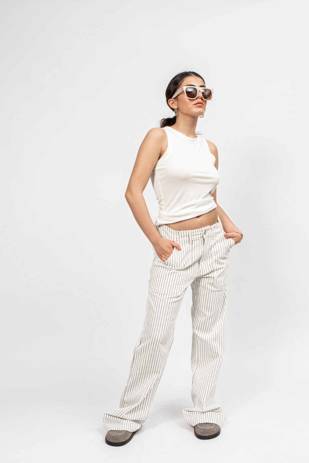 buks, bukser, pants, striber, stribede, stripes, hvid, sort, white, black, mælkedrenge, mælkedrengebukser, cargo, cargopants, lommer, stræk, stretch, fin, smuk, elegant, klassisk, feminin, pæn, rå, cool, sej, unik. musthave, behagelig, hverdag, fest