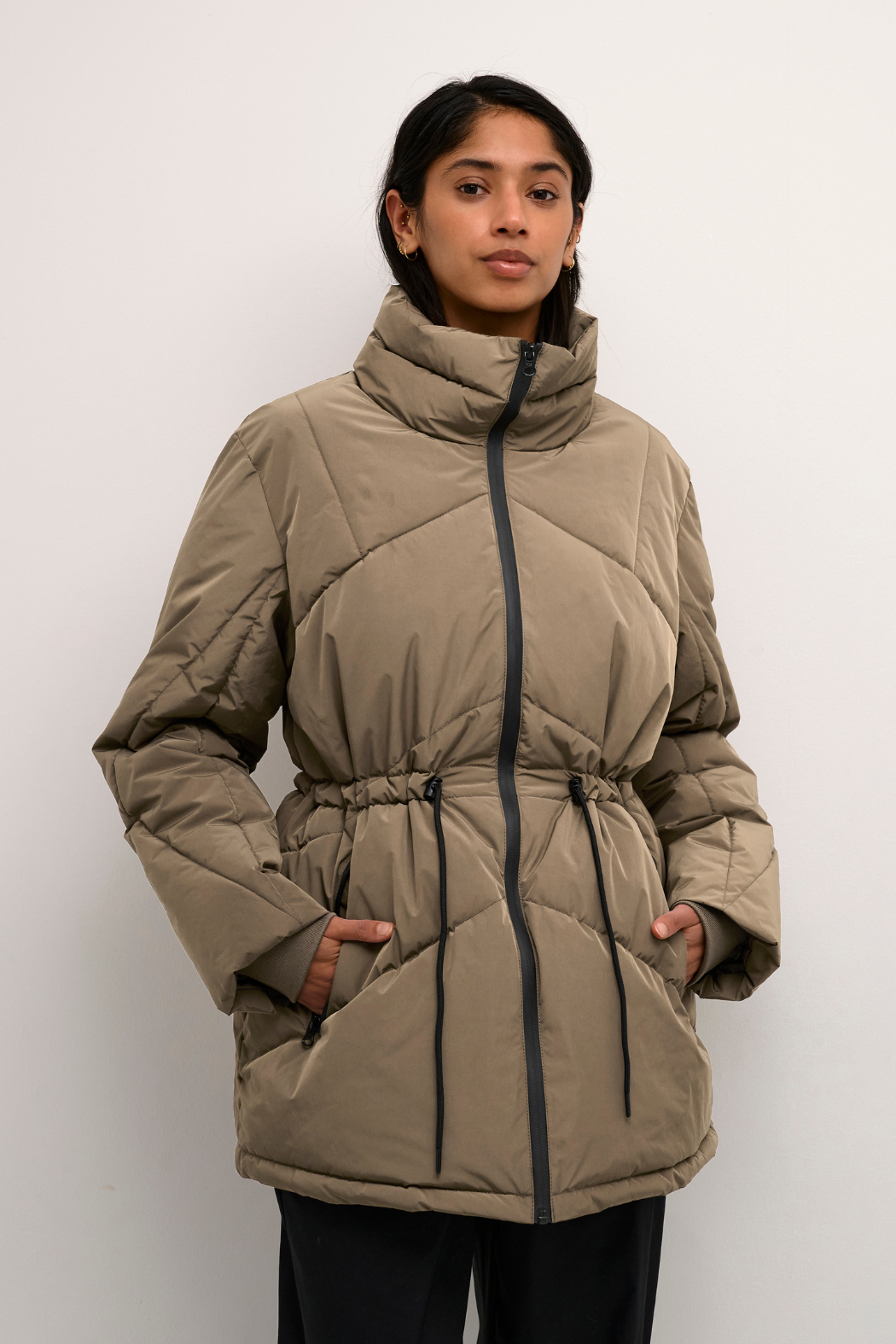jakke, frakke, overtøj, jacket, praktisk, quilt, quiltet, vindfang, lynlås, brun, valnød, fin, smuk, elegant, klassisk, feminin, pæn, rå, cool, sej, unik, musthave, vinter, sne, varm