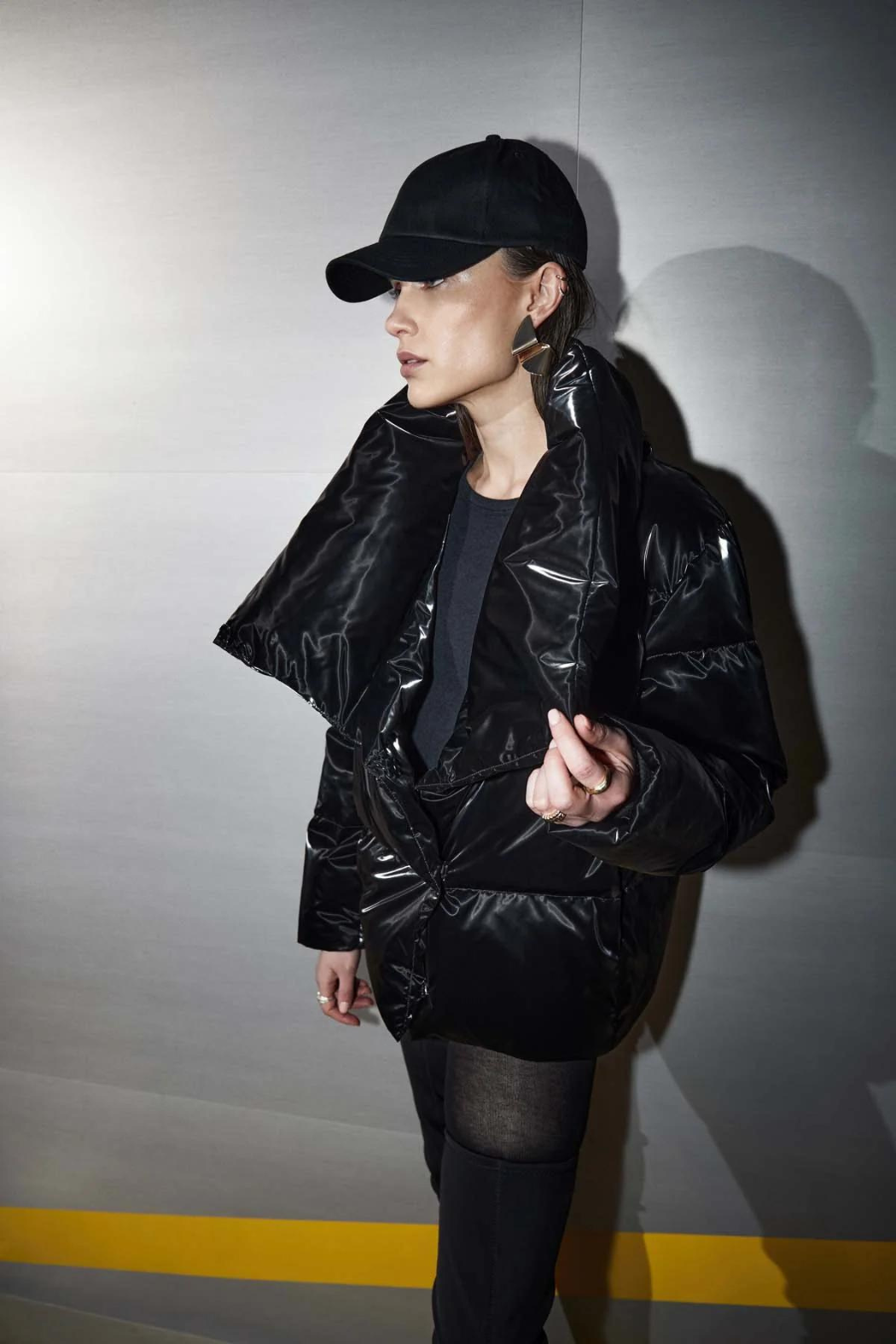 jakke, frakke, jacket, kort, short, shiny, skinnende, blank, velour, pu, glat, varm, tyk, højhals, krave, trykknapper, dun, vatteret, fin, smuk, elegant, klassisk, feminin, pæn, rå, cool, sej, unik, musthave, hverdag, vinter, koldt, sne,