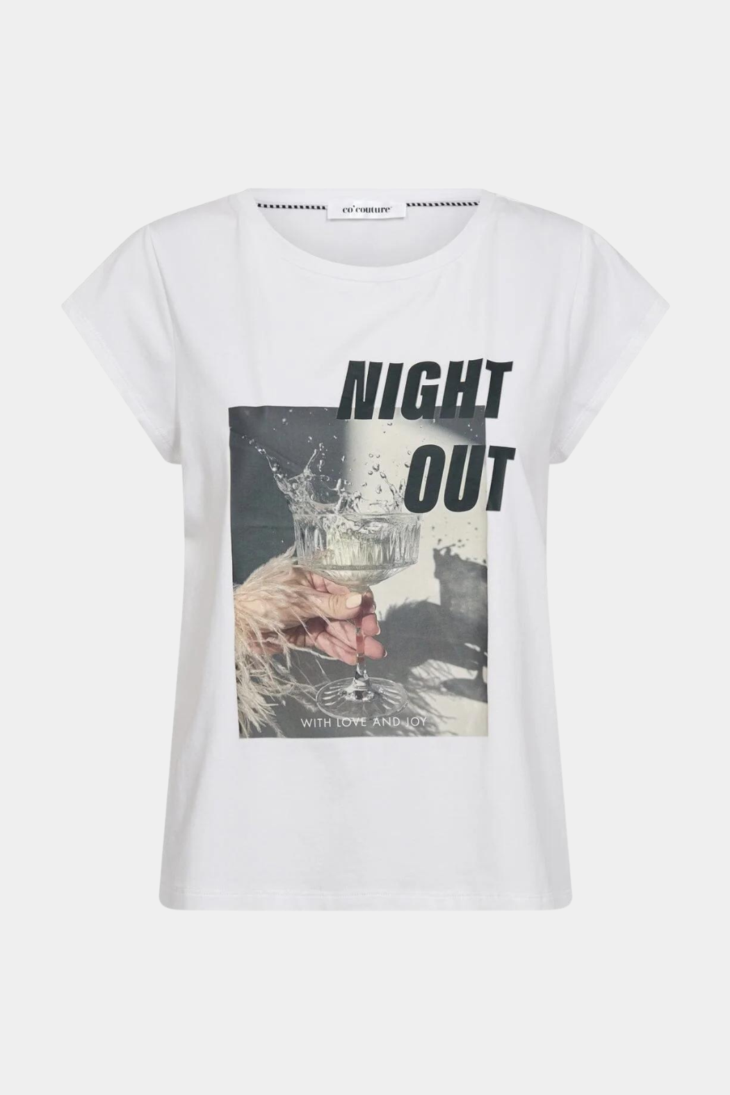 tee, t-shirt, bluse, tryk, logo, nightout, drink, fin, smuk, elegant, klassisk, feminin, pænm, rå, cool, sej, unik, musthave, hverdag, fest.