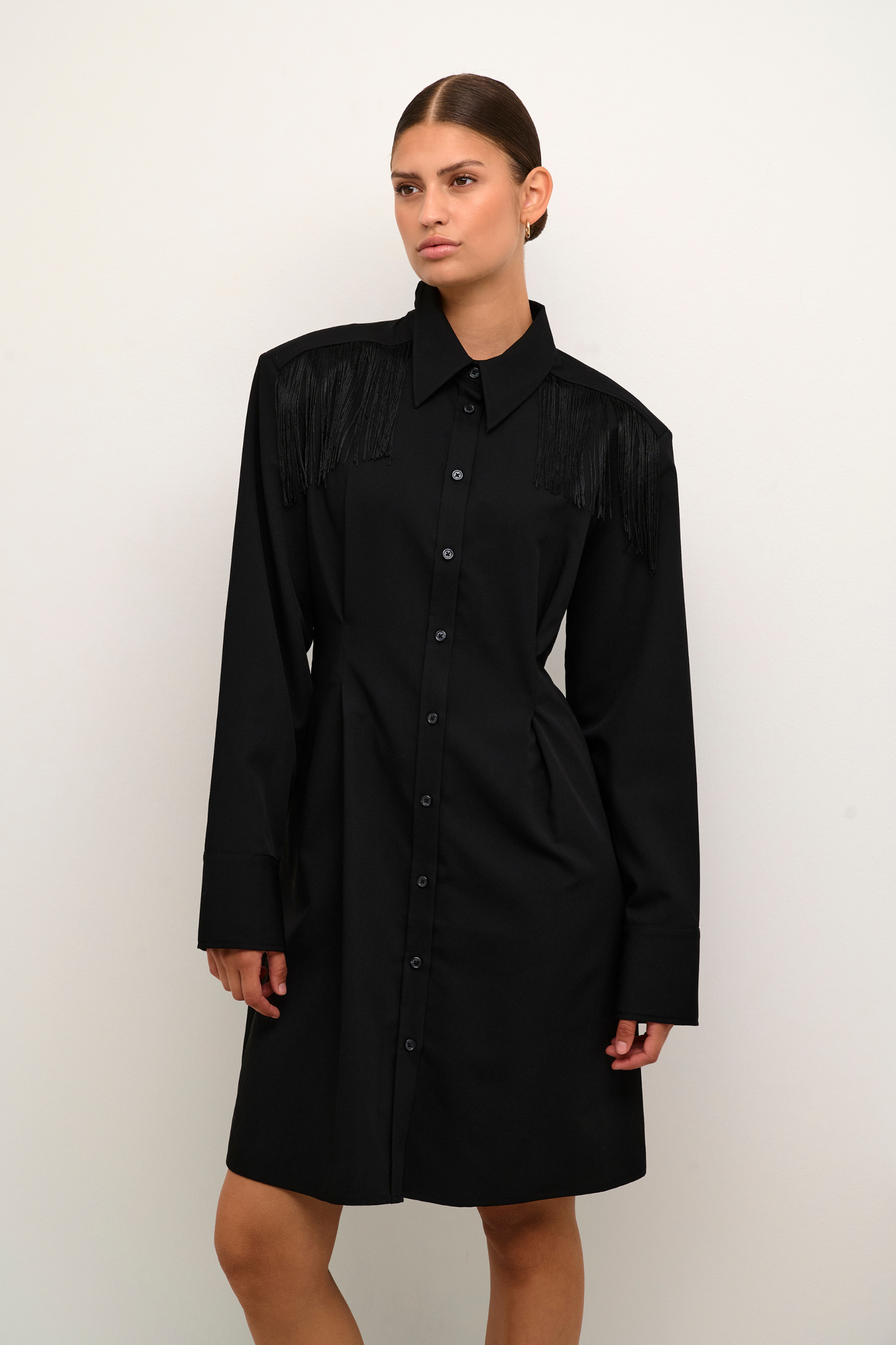kjole, dress, midi, taljeret, talje, facon, tætsiddende, stram, frynse, frynser, snore, krave, sort, black, blank, skinnende, fin, smuk, elegant, klassisk, feminin, pæn, rå, cool, sej, unik, musthave, hverdag, fest