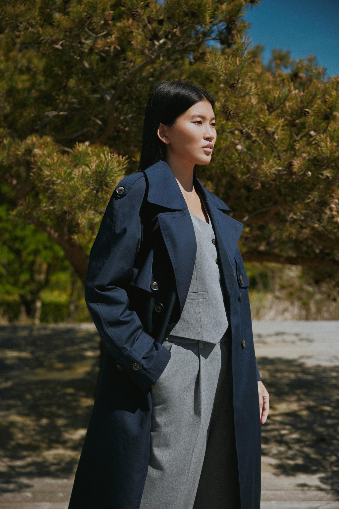 jakke, frakke, coat, jacket, trenchcoat, dobbeltradet, knapper, bindebånd, krave, habit, lang, blå, navy, mørkeblå, foer, forårsjakke, stilet, fin, smuk, elegant, klassisk, feminin, pæn, rå, cool, sej, unik, musthave, hverdag, fest, forår, sommer, efterår,