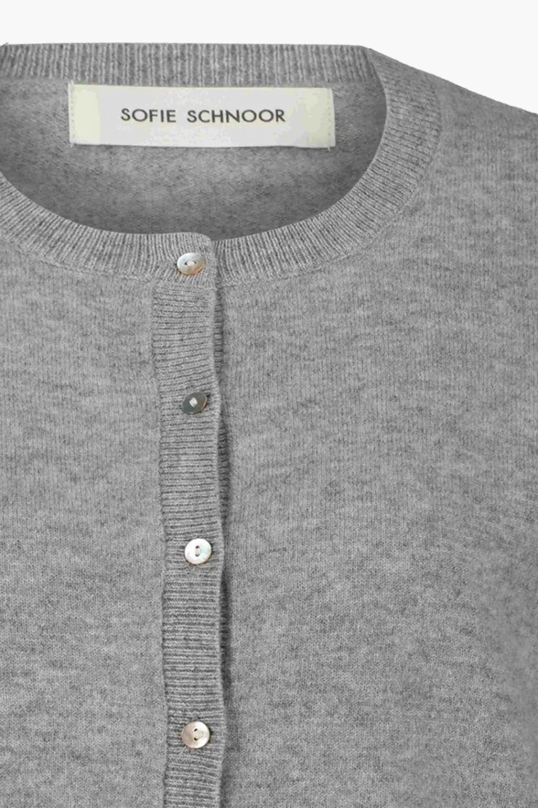 trøje, cardigan, basic, basis, uld, wool, varm, blød, ulden, let, tynd, knapper, rib, rund hals, råhvid, fin, smuk, elegant, klassisk, feminin, pæn, rå, cool, sej, unik, musthave, hverdag, fest