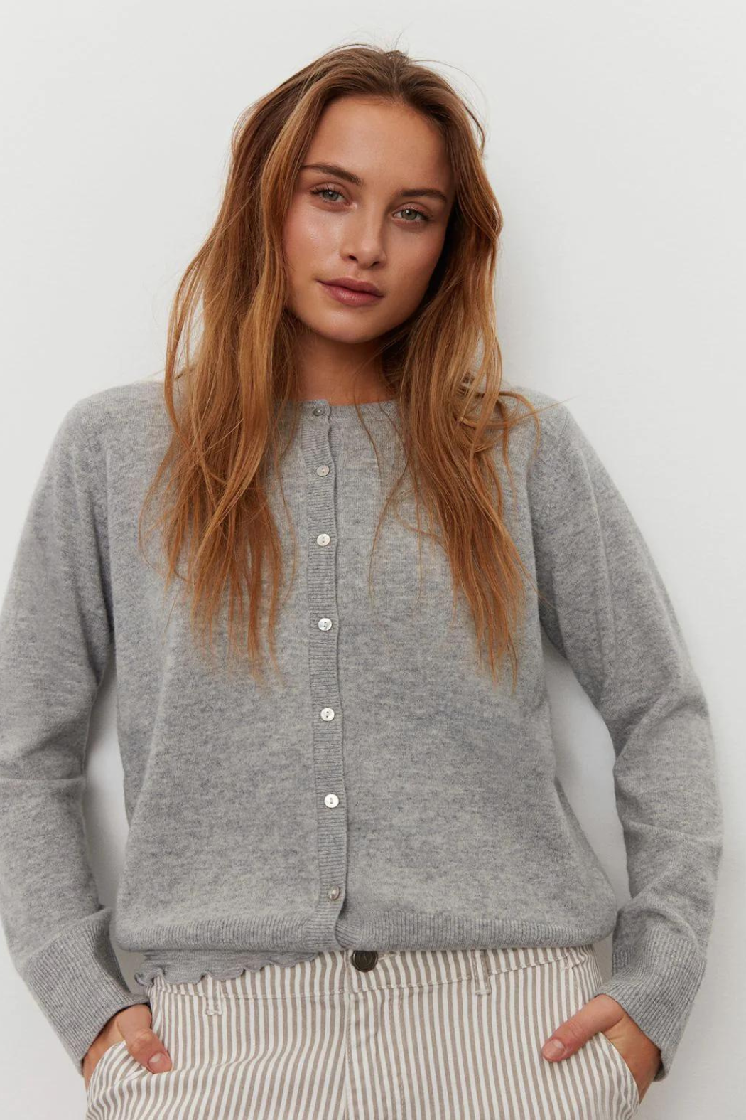 trøje, cardigan, basic, basis, uld, wool, varm, blød, ulden, let, tynd, knapper, rib, rund hals, råhvid, fin, smuk, elegant, klassisk, feminin, pæn, rå, cool, sej, unik, musthave, hverdag, fest