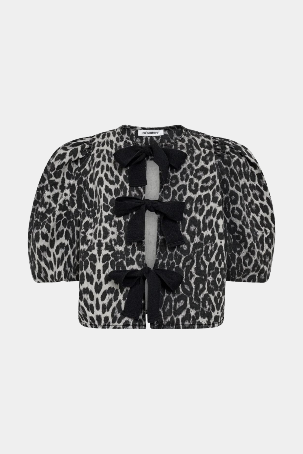 bluse, ovedel, jakke, trøje, sløjfe, sløjfer, bow, bows, leo, peopard, print, grå, grey, denim, jeans, cowboy, stræk, stretchy, fin, smuk, elegant, klassisk, feminin, pæn, rå, cool, sej, unik, musthave, hverdag, fest, fashion, trendy