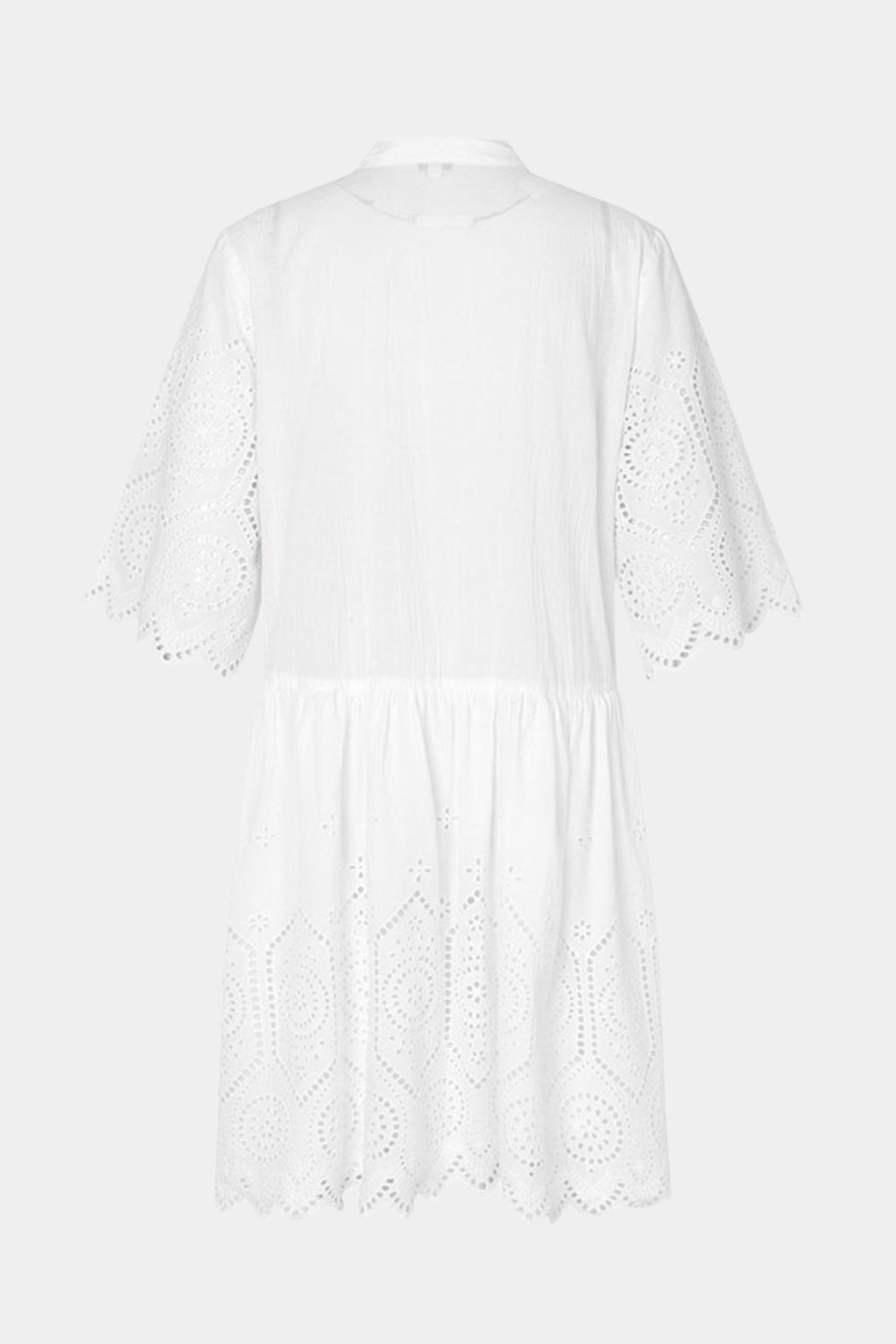 kjole, dress, midi, kort, short, broderi, hulmønster, blonde, krave, knaplukning, hvid, white, fin, smuk, elegant, klassisk, feminin, pæn, rå, cool, sej, unik, boheme, musthave, hverdag, fest