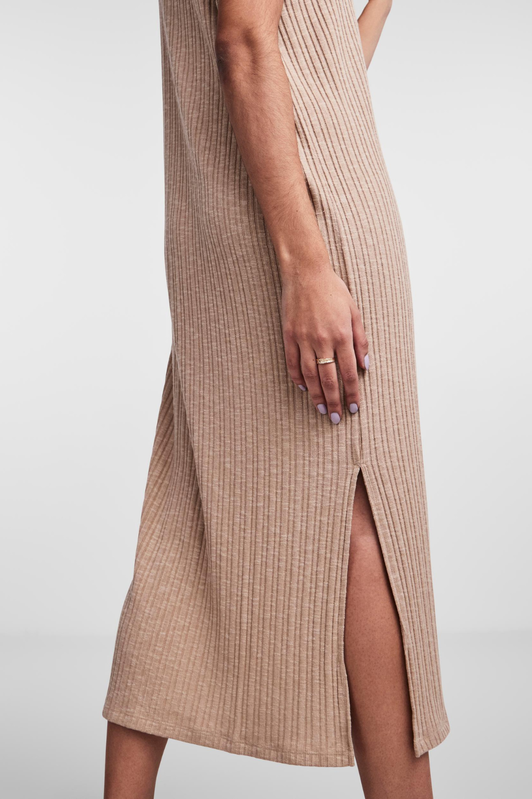 kjole, dress, midi, strik, knit, strikket, knitting, rundhals, rib, løs, blød, fin, smuk, elegant, klassisk, feminin, pæn, rå, cool, sej, unik, basis, basic, muthave, hverdag, fest