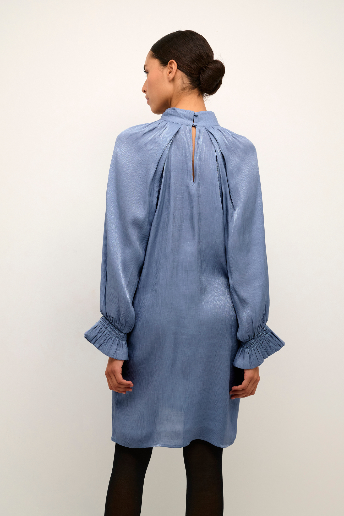 kjole, dress, blank, shiny, glimmer, glitter, festlig, højhals, fin, smuk, elegant, klassisk, feminin, pæn, rå, cool, sej, unik, musthave, hverdag, fest