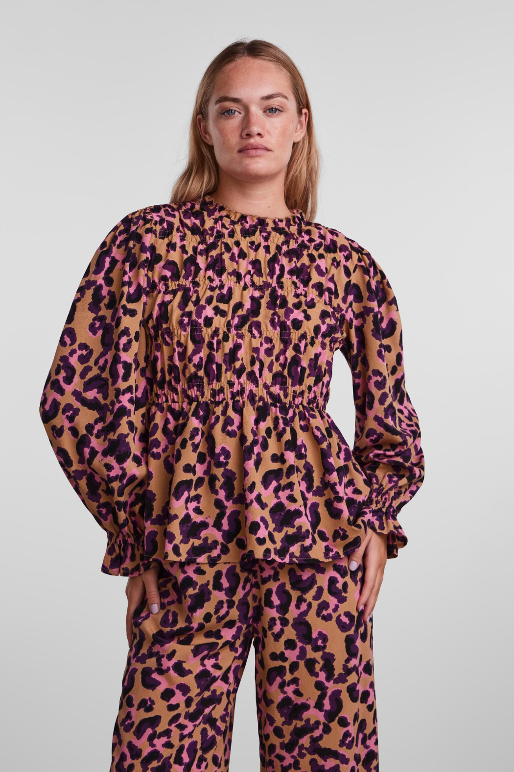 bluse, skjorte, leo, leopard, pink, brun, rundhals, smok, flæser, fin, smuk, elegant, klassisk, feminin, pæn, rå, cool, sej, unik, musthave, hverdag, fest