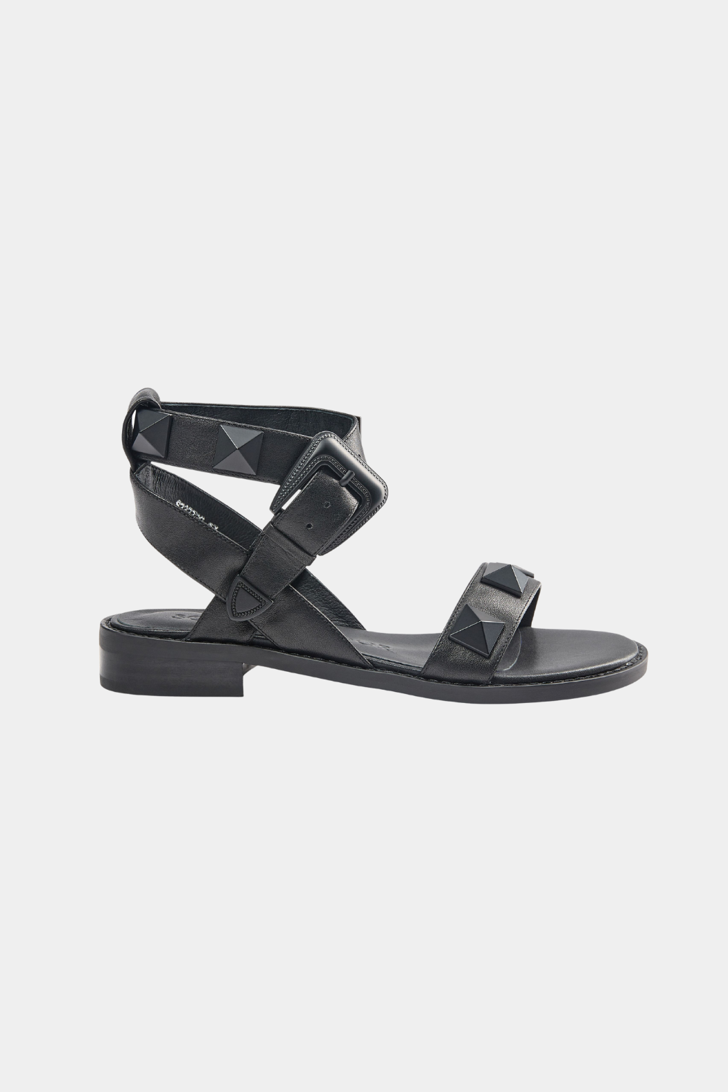 sko, sandal, flad, komfort, nitter, nitte, skind, læder, sort, rem, fin, smuk, elegant, klassisk, feminin, pæn, rå, cool, sej, unik, musthave, sommer, hverdag, fest