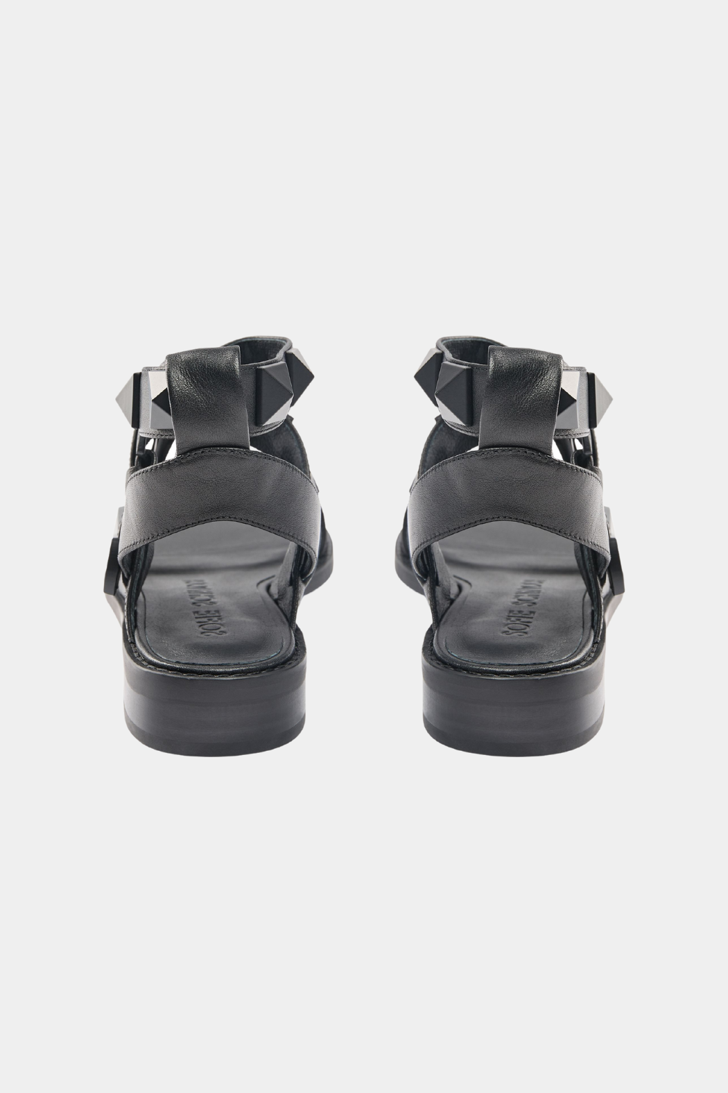 sko, sandal, flad, komfort, nitter, nitte, skind, læder, sort, rem, fin, smuk, elegant, klassisk, feminin, pæn, rå, cool, sej, unik, musthave, sommer, hverdag, fest