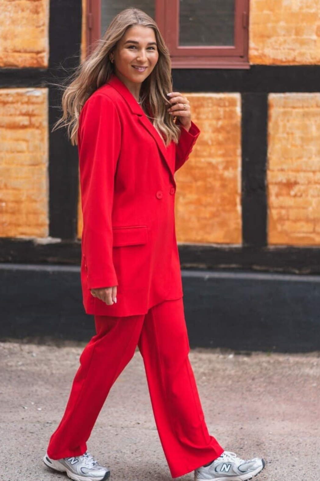 jakke, frakke, blazer, blazerjakke, habit, habitjakke, jakkesæt, dobbeltradet, knapper, revers, rød, postkasserød, oversize, fin, smuk, elegant, klassisk, feminin, pæn, rå, cool, sej, unik, anderledes, hverdag, fest