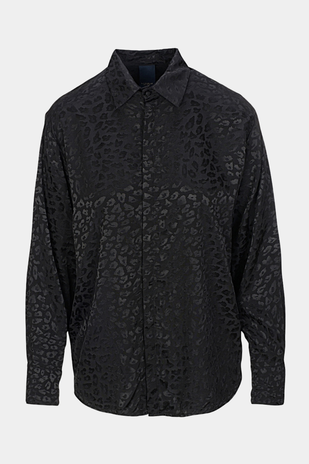 skjorte, shirt, blouse, bluse, skjortebluse, sort, black, løs, loose, oversize, løstsiddende, leopard, leopardmønster, leopardprint, leo, jacquard, diskret, krave, langærmet, stolpelukning, elegant, fin, feminin, hverdag, fest, festbluse, arbejde, arbejdstøj, kvinde, dame, woman