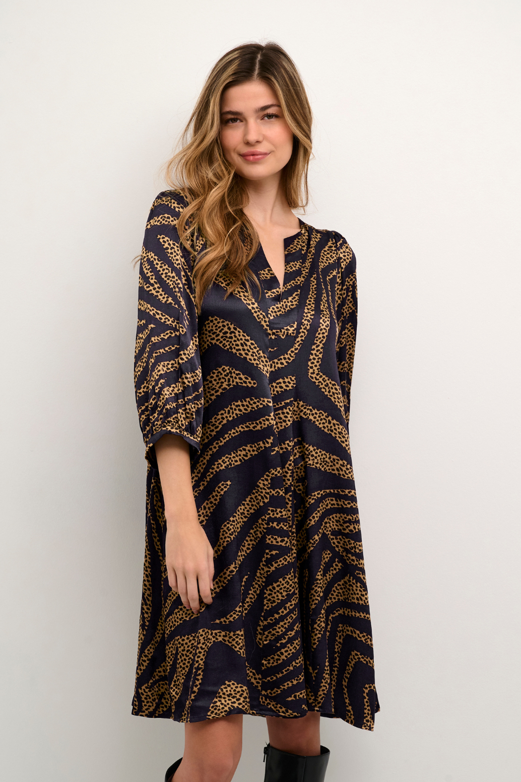 kjole, dress, kort, short, zebra, leopard, satin, silke, viskose, shiny, fin, smuk, elegant, klassisk, feminin, rå, cool, sej, pæn, unik, musthave, hverdag, fest