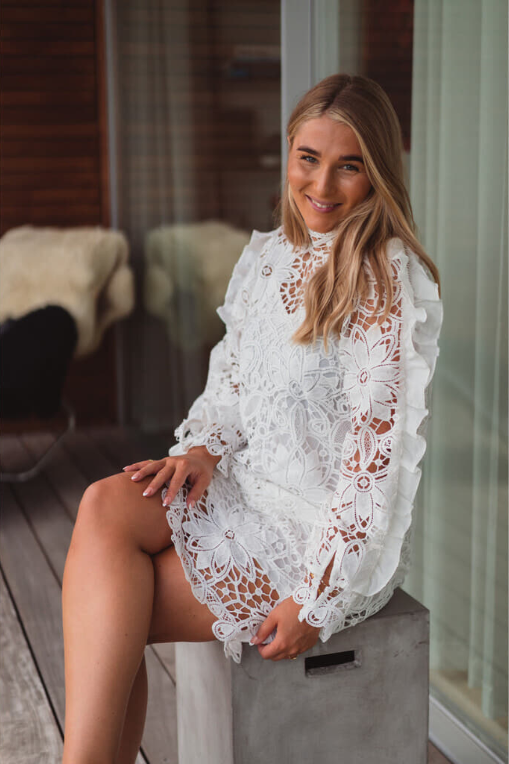 kjole, dress, blonde, lace, white, højhals, flæse, flæser, hvid, fin, smuk, elegant, klassisk, feminin, rå, cool, sej, pæn, unik, hverdag, fest