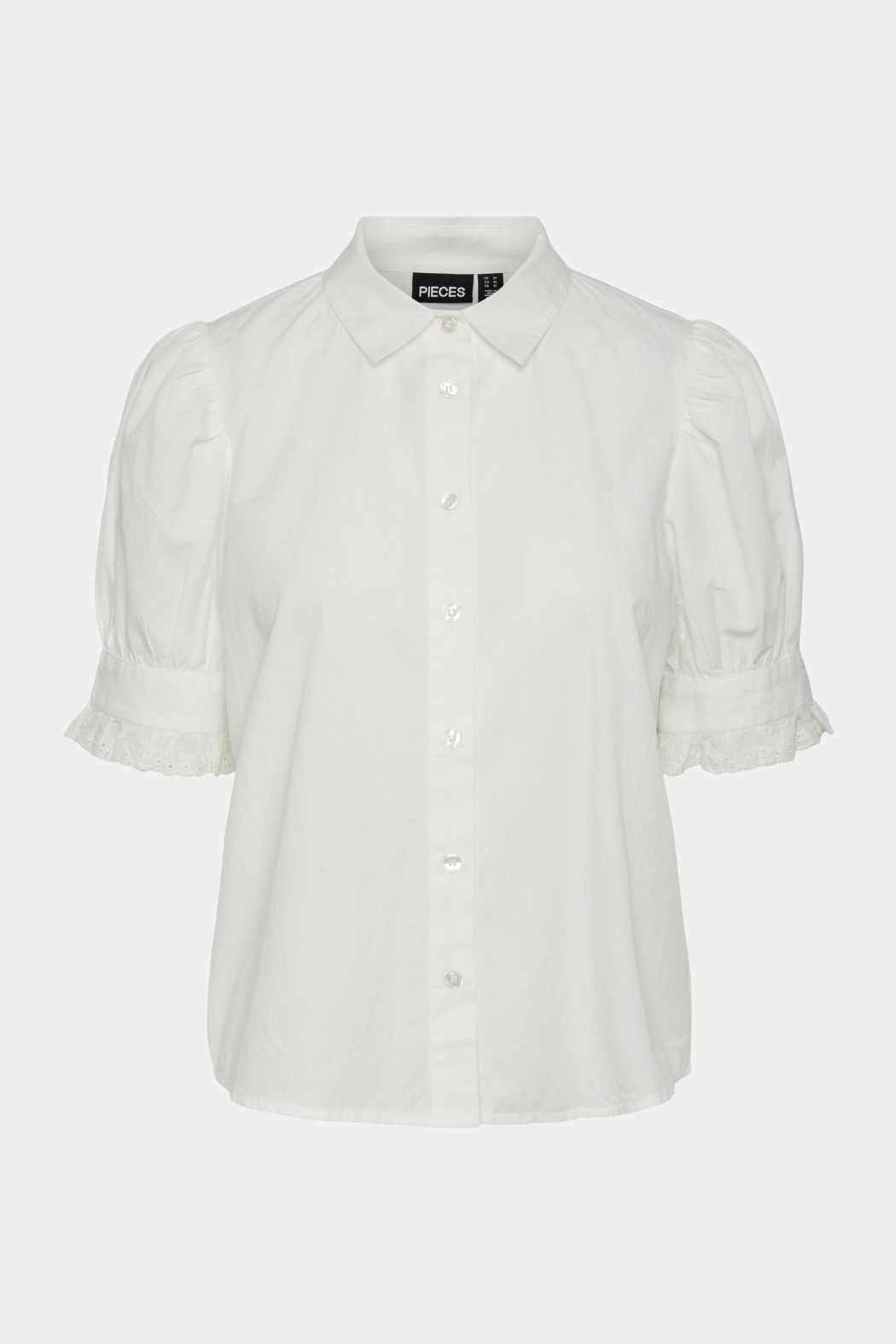 skjorte, shirt, blouse, bluse, skjortebluse, krave, stolpelukning, knapper, kortærmet, pufærme, ballonærme, smock, broderi, broderi anglaise, broderet, blonde, løs, loose, hverdag fin, fest, elegant, feminin, work, arbejde, business, kvinde, dame, woman, bomuld, cotton, blød, soft