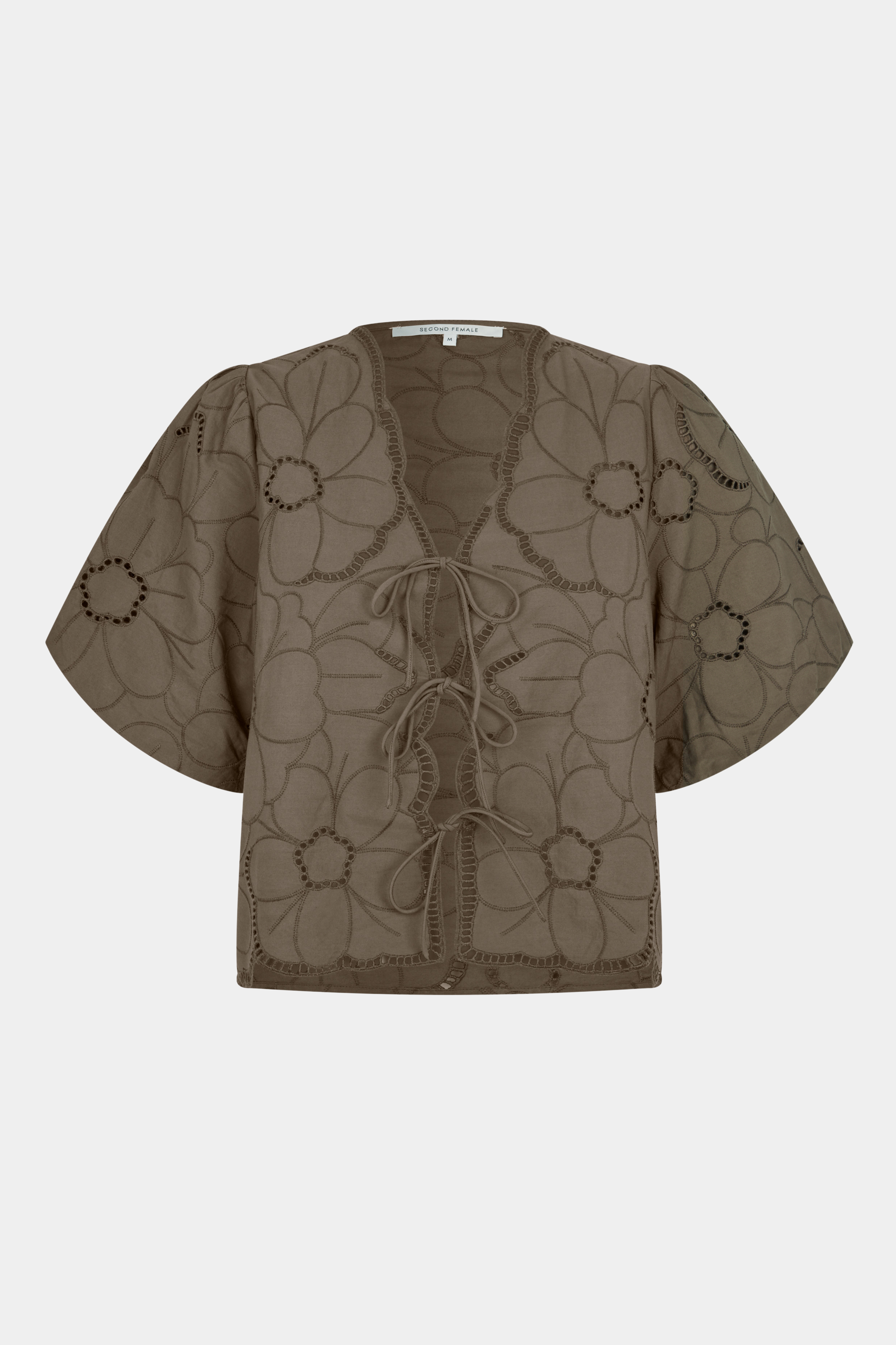 Fin, smuk, elegant, klassisk, staple, feminin, pæn, rå, cool, sej, unik, musthave, hverdag, fest, kvinde, dame, woman, top, bluse, t-shirt, tee, kortærmet, løs, loose, bindebånd, snore, snøre, snører, broderi, broderet, brun, brown, chokolade, chocolate, blomster, flower, transparent, hullet, sommer, sommertop, bomuld, cotton