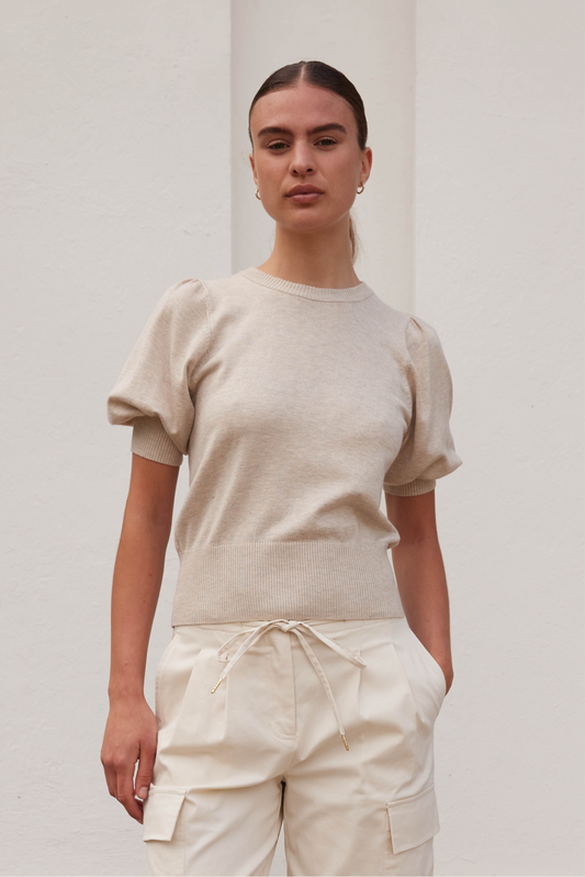 Fin, smuk, elegant, klassisk, staple, feminin, pæn, rå, cool, sej, unik, musthave, hverdag, fest, kvinde, dame, woman, strik, knit, trøje, bluse, pullover, beige, meleret, melange, kortærmet, pufærmer, blød, soft, basic, staple, rund hals, rib