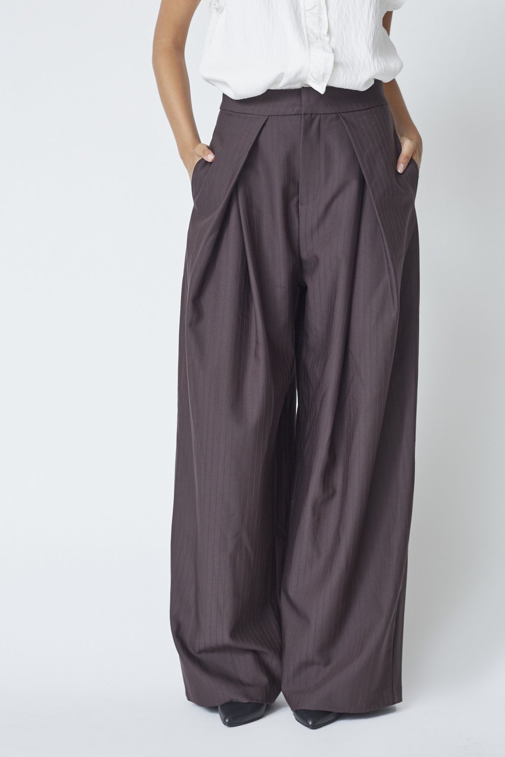 Fin, smuk, elegant, klassisk, staple, feminin, pæn, rå, cool, sej, unik, musthave, hverdag, fest, kvinde, dame, woman, buks, bukser, pant, pants, wide, vid, vidde, bred, læg, brun, brown, strib, striber, stripe, mørkebrun, suiting, suit